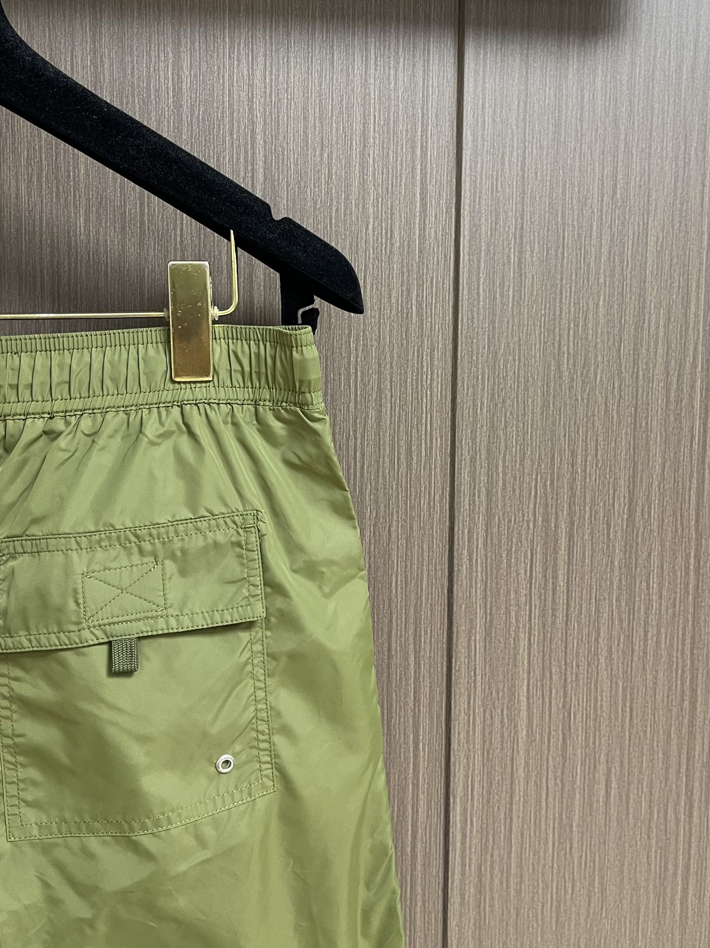 “Burberry 2025 SS Beach Tours Leisure Shorts with Classic Horse-Pointing Designs and Embroidery Techniques” - 图片 7