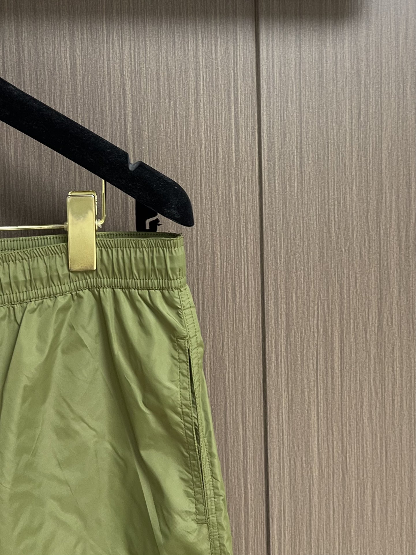 “Burberry 2025 SS Beach Tours Leisure Shorts with Classic Horse-Pointing Designs and Embroidery Techniques” - 图片 4