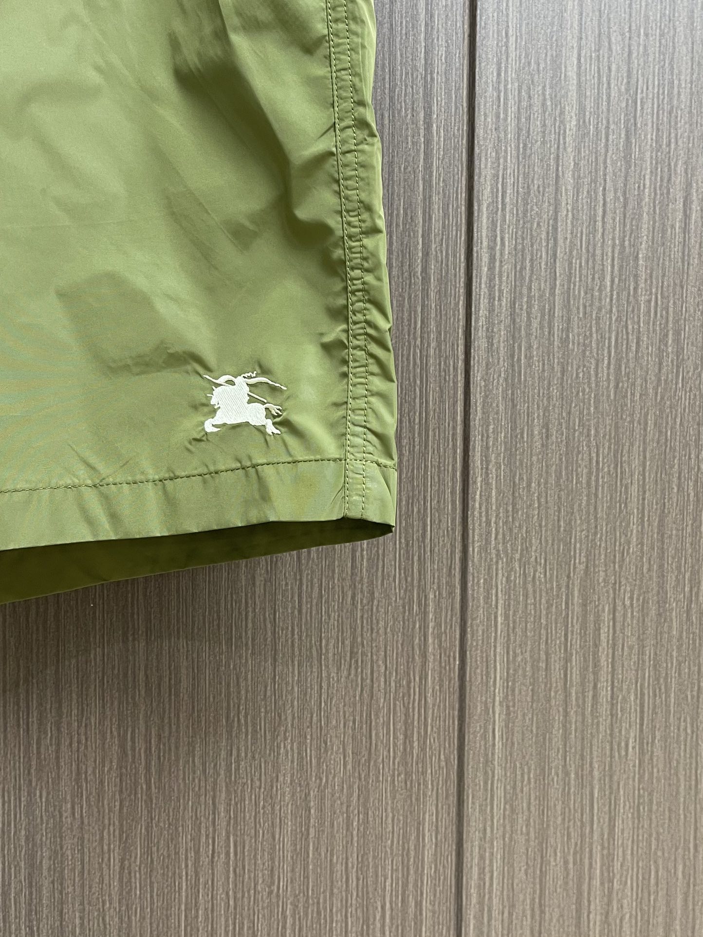 “Burberry 2025 SS Beach Tours Leisure Shorts with Classic Horse-Pointing Designs and Embroidery Techniques” - 图片 8