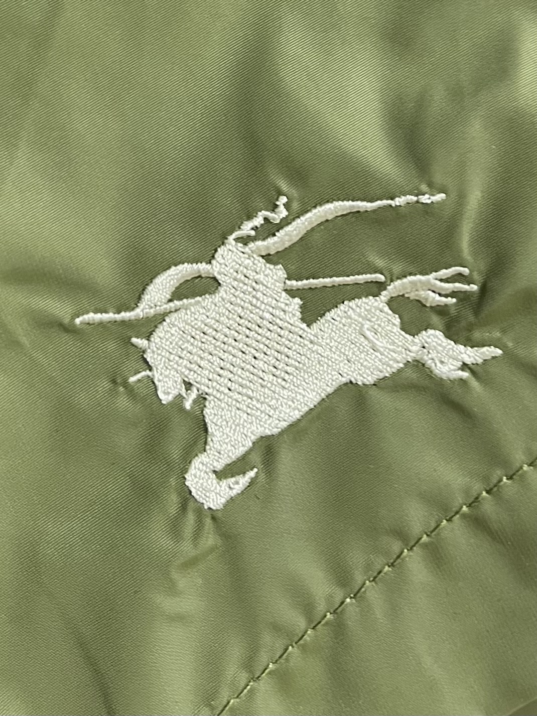 “Burberry 2025 SS Beach Tours Leisure Shorts with Classic Horse-Pointing Designs and Embroidery Techniques” - 图片 9