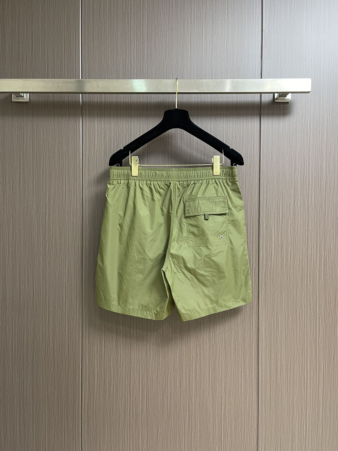 “Burberry 2025 SS Beach Tours Leisure Shorts with Classic Horse-Pointing Designs and Embroidery Techniques” - 图片 2