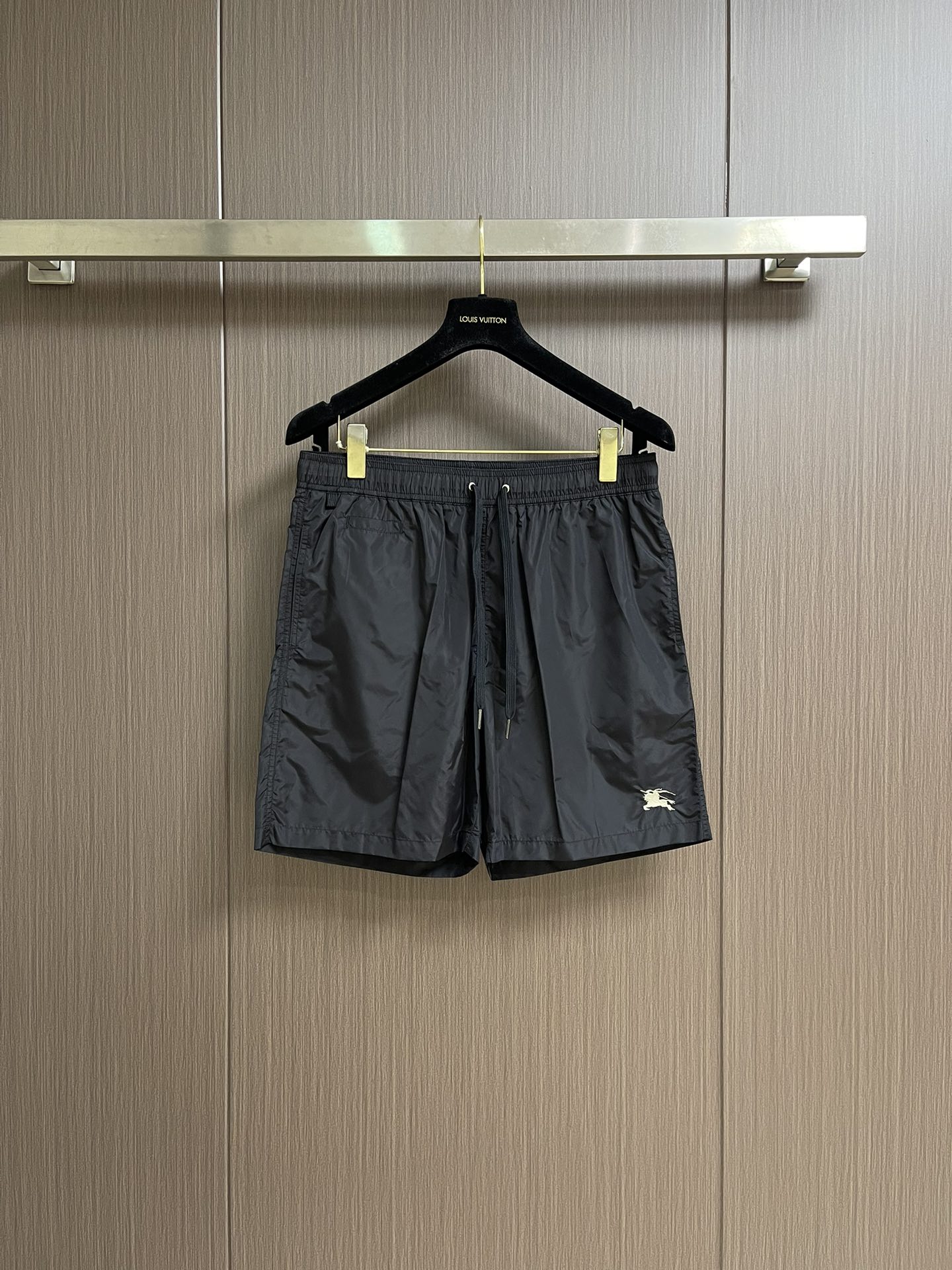 “Burberry 2025 SS Beach Tours: Leisure Shorts with Classic Horse-Pointing Designs”
