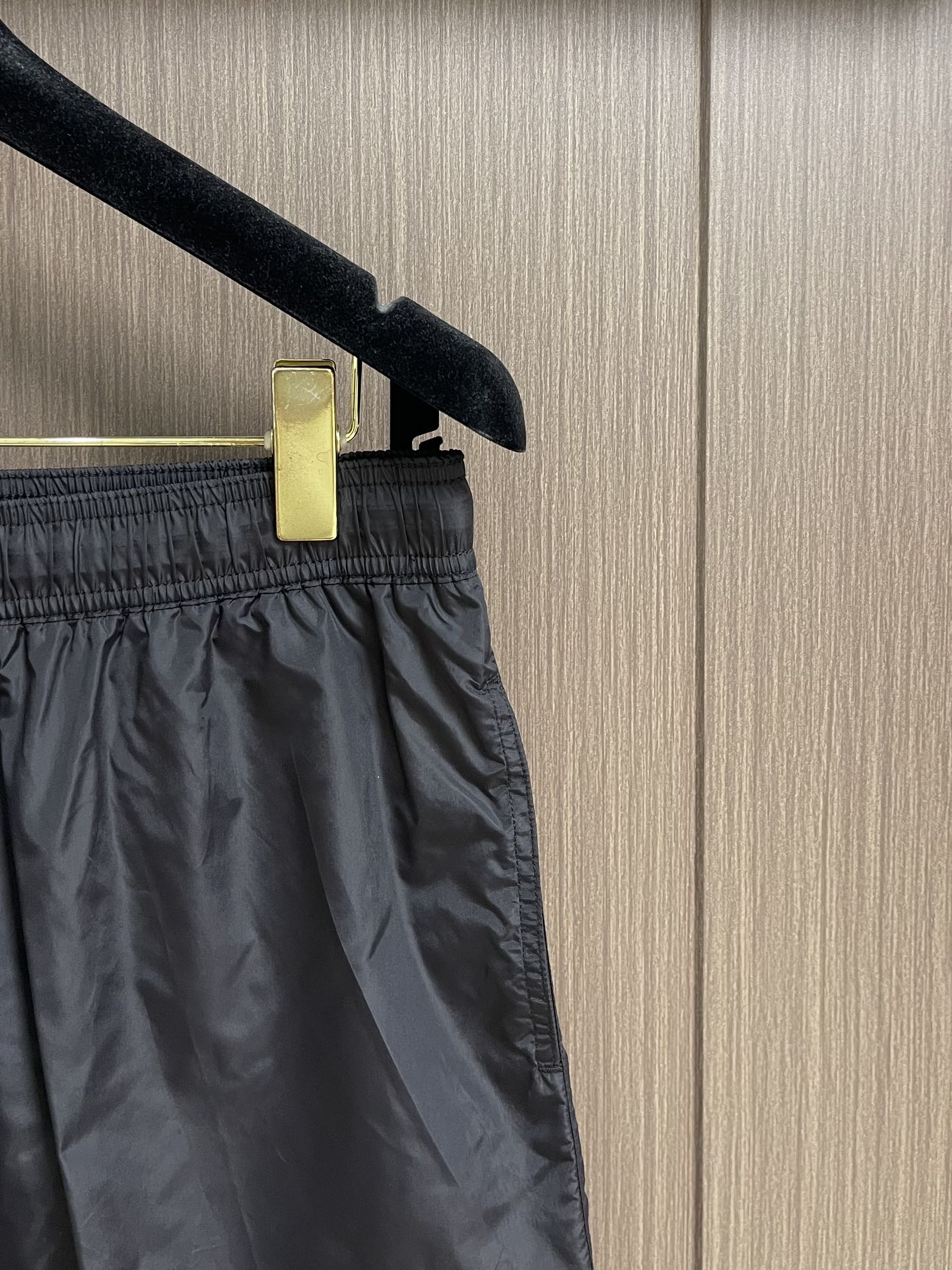 “Burberry 2025 SS Beach Tours: Leisure Shorts with Classic Horse-Pointing Designs” - 图片 4