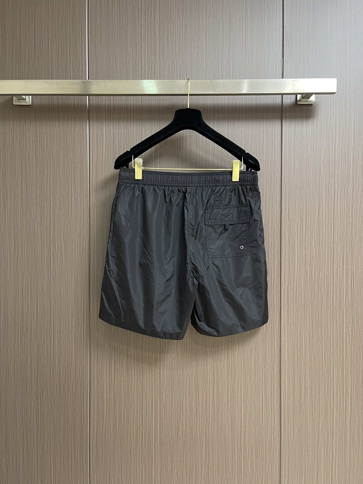 “Burberry 2025 SS Beach Tours: Leisure Shorts with Classic Horse-Pointing Designs” - 图片 2