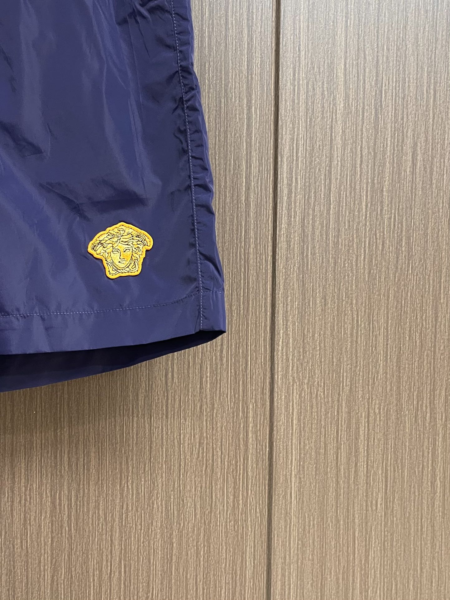 Title: Versace 2025SS Men’s Leisure Shorts Description Summary: Versace 2025SS men’s leisure shorts feature custom dry fabric, high comfort, Medusa design, and quality - 图片 8