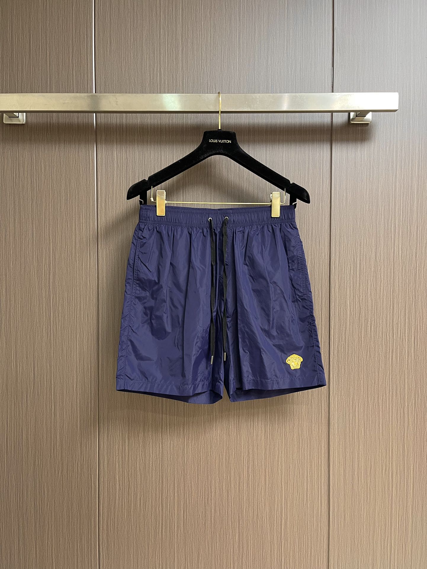 Title: Versace 2025SS Men’s Leisure Shorts Description Summary: Versace 2025SS men’s leisure shorts feature custom dry fabric, high comfort, Medusa design, and quality - 图片 1
