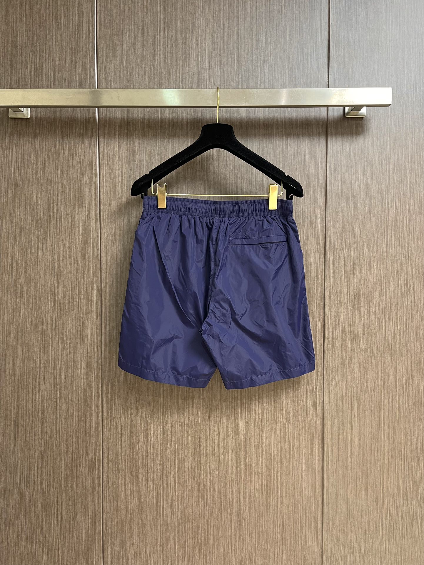 Title: Versace 2025SS Men’s Leisure Shorts Description Summary: Versace 2025SS men’s leisure shorts feature custom dry fabric, high comfort, Medusa design, and quality - 图片 2