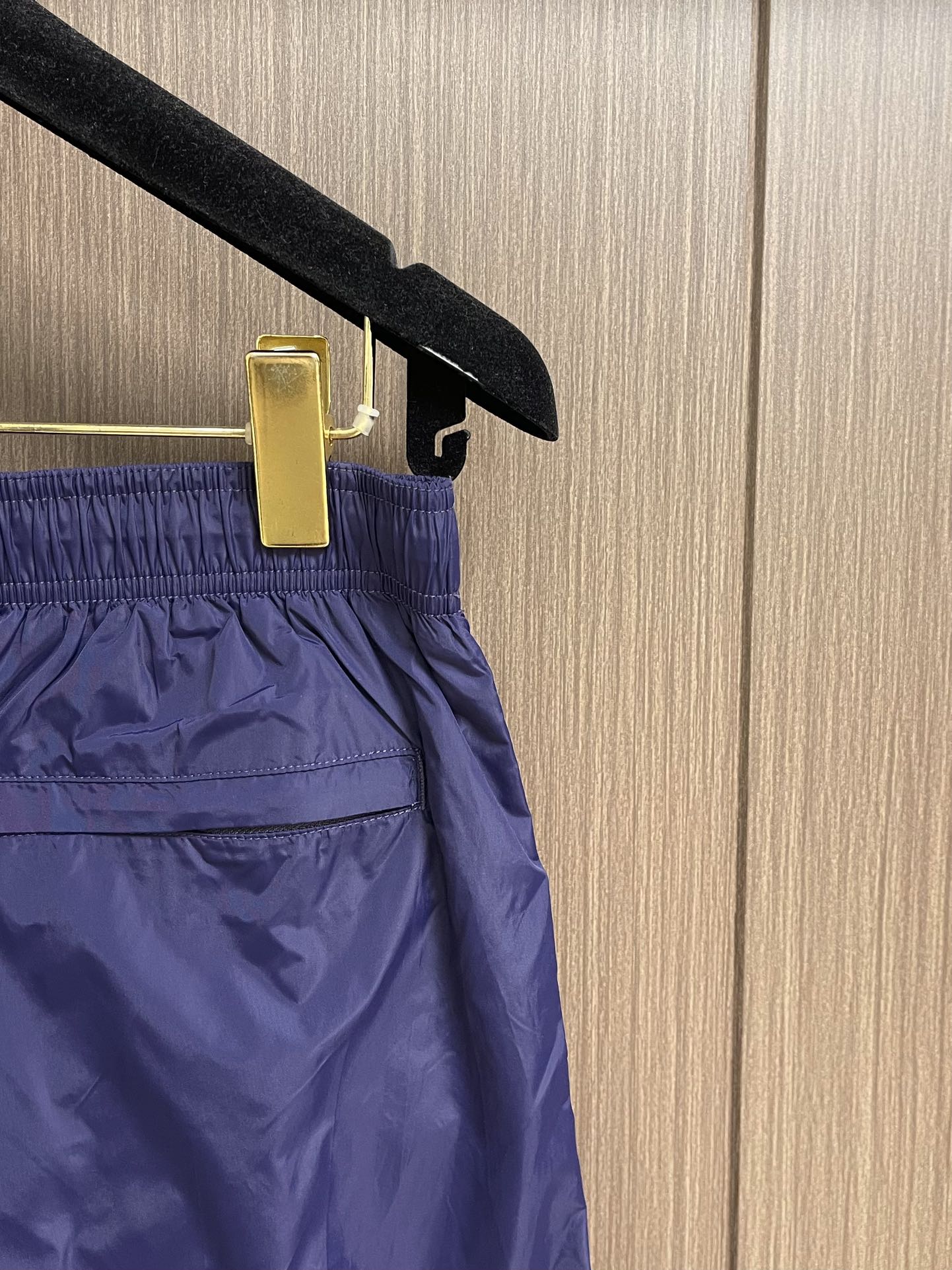 Title: Versace 2025SS Men’s Leisure Shorts Description Summary: Versace 2025SS men’s leisure shorts feature custom dry fabric, high comfort, Medusa design, and quality - 图片 7
