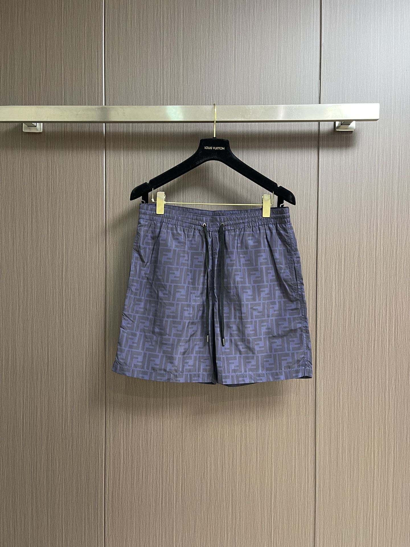 “FENDI Double-Flop Logo Beach Shorts: High-Quality Polyester, Comfortable, Stylish, Unisex Fashion in Various Sizes” - 图片 1