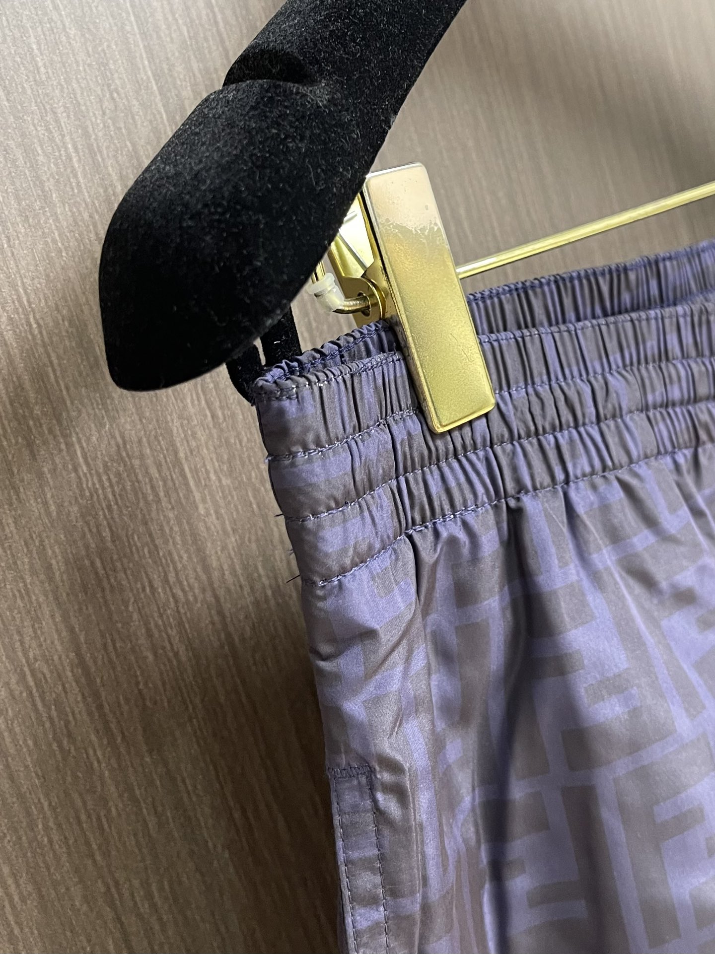 “FENDI Double-Flop Logo Beach Shorts: High-Quality Polyester, Comfortable, Stylish, Unisex Fashion in Various Sizes” - 图片 6