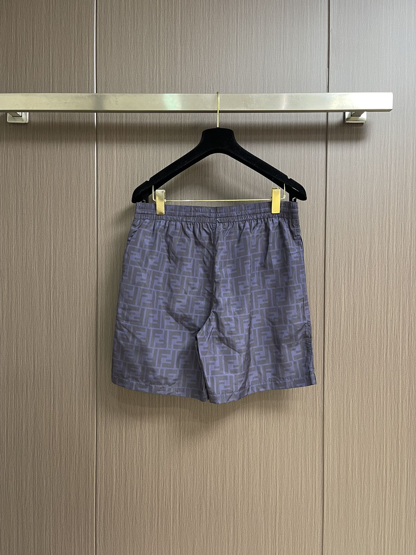 “FENDI Double-Flop Logo Beach Shorts: High-Quality Polyester, Comfortable, Stylish, Unisex Fashion in Various Sizes” - 图片 2