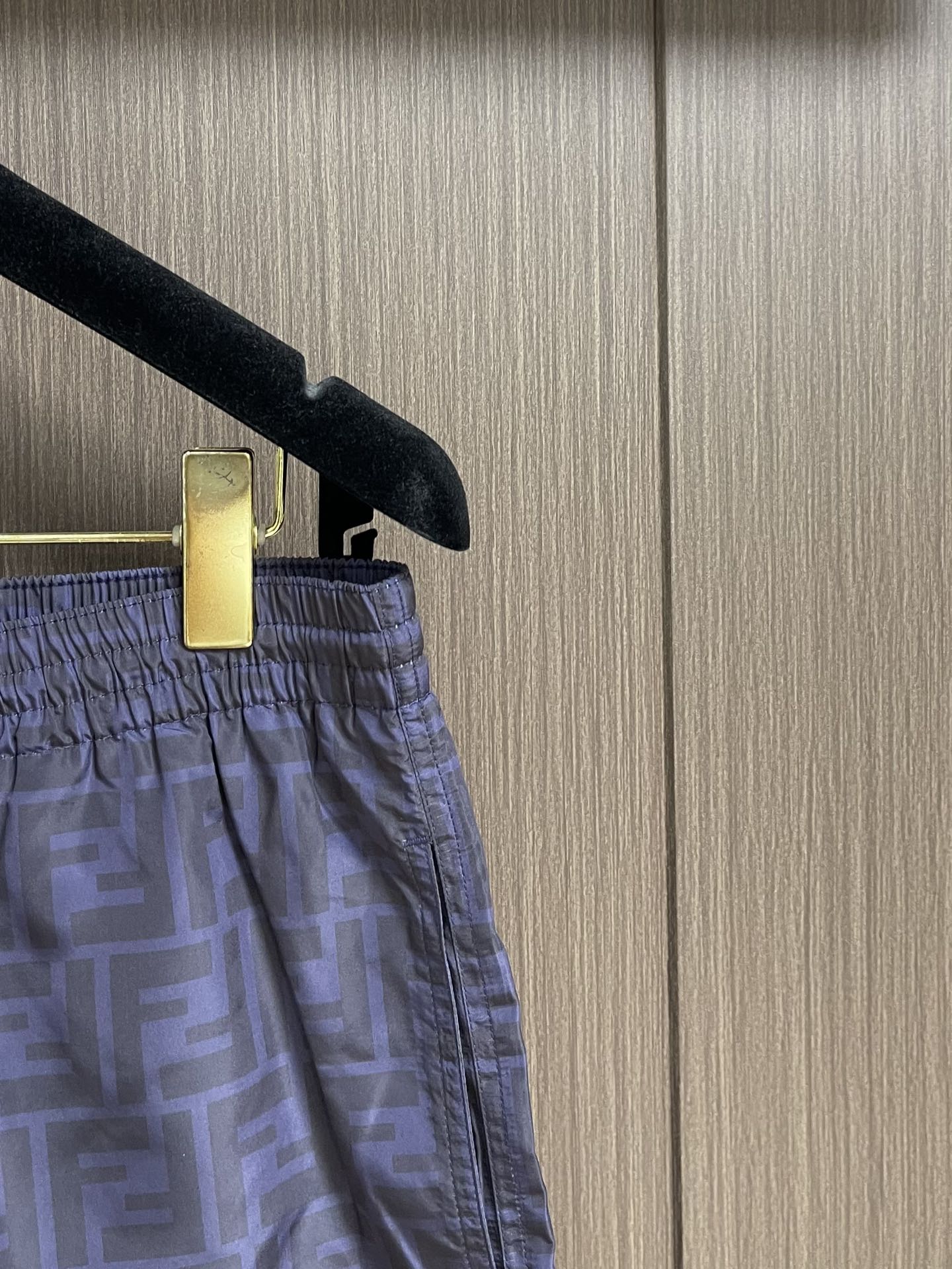 “FENDI Double-Flop Logo Beach Shorts: High-Quality Polyester, Comfortable, Stylish, Unisex Fashion in Various Sizes” - 图片 4