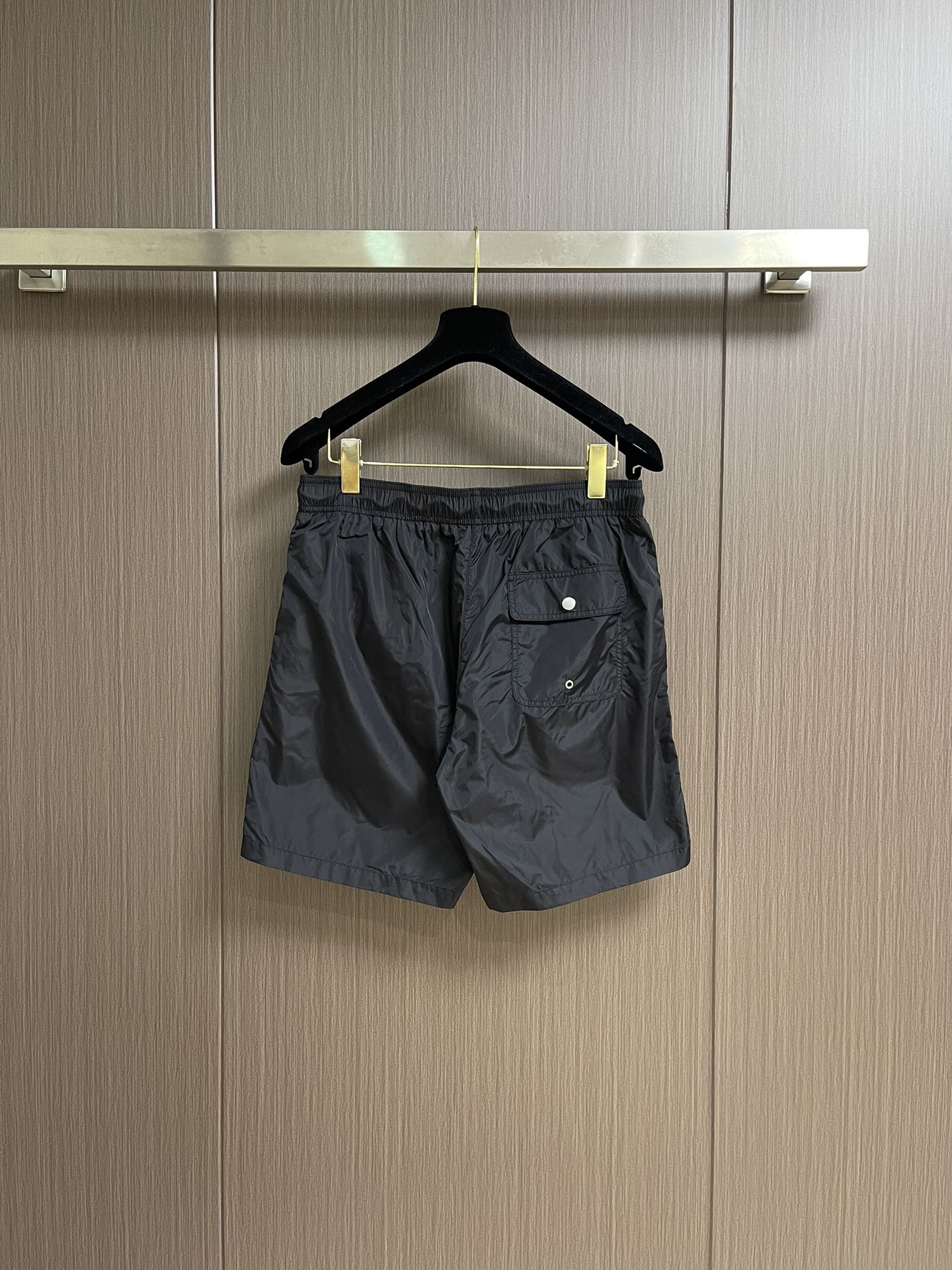 “Flexible and Quick-Drying Celine 2025 Nylon Shorts: Custom-Made Comfort and Fit” - 图片 2