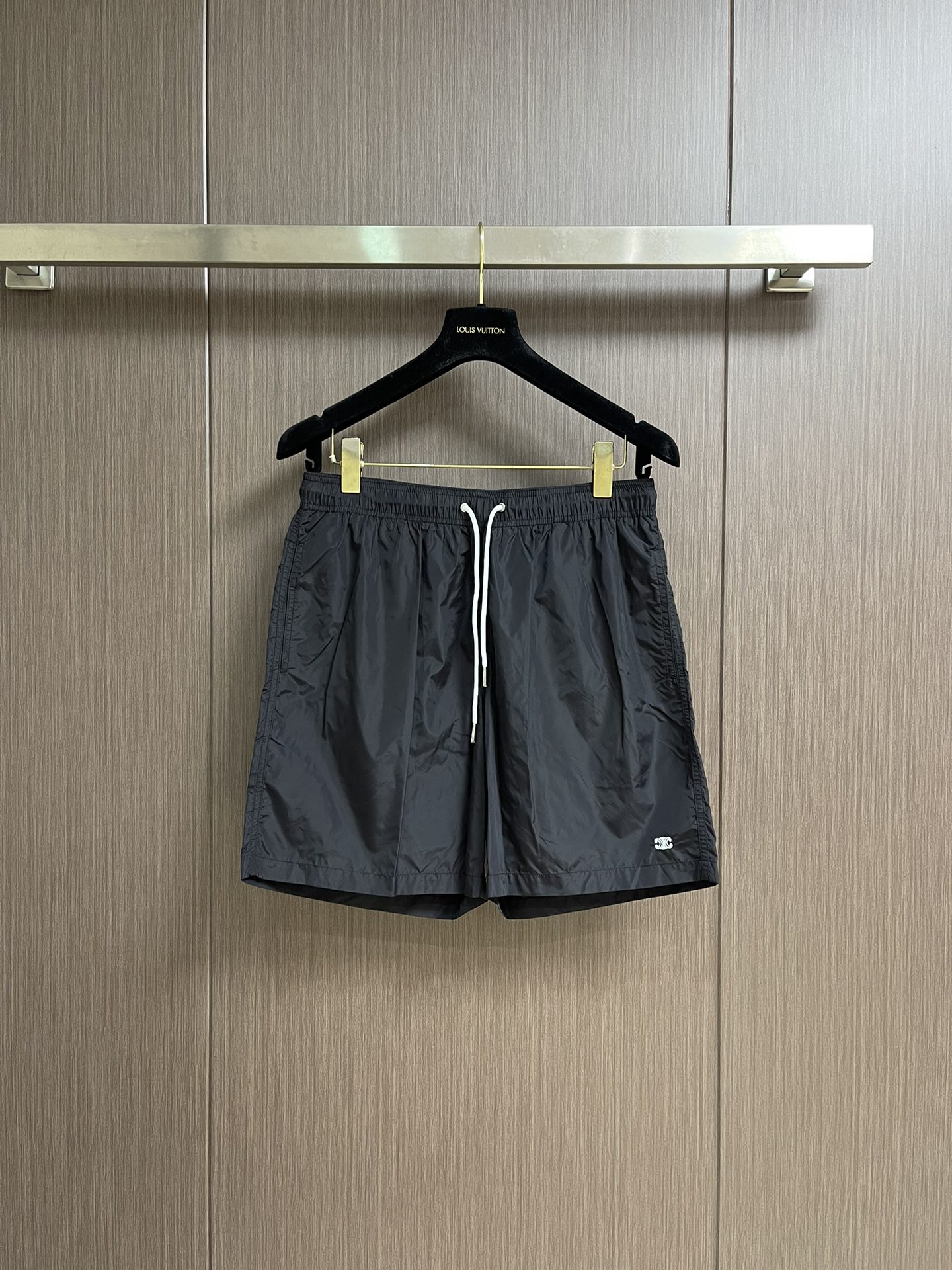 NO:488019,Celine ss celine logo shorts, the fabric is customized from nylon, with good elasticity. Nylon fabric has high elasticity and can quickly return to its original shape, which makes nylon shorts have good fit and mobility while maintaining comfort. Quick-drying strong nylon fabric has the characteristics of quick drying, allowing nylon shorts to dry quickly in humid or hot environments, keeping them dry and comfortable. The hem is made of imported computer embroidery machine. The classic Arc de Triomphe logo with strong three-dimensionality and rich layering. Hardware and auxiliary materials are customized with open molds. Size S-XXL, celine, shorts, alexander wang19860909Celine ss celine徽标短裤,面料是由尼龙定制而成,弹性好 尼龙面料具有较高的弹性,能够迅速恢复到原来的形状,这使得尼龙短裤在保持舒适度的同时,也具有较好的贴合性和活动性.速干性强尼龙面料具有速干的特点,使得尼龙短裤在潮湿或炎热的环境中能够快速干燥,保持穿着的干爽和舒适.下摆处采用进口电脑刺绣机 立体感强 层次感丰富的凯旋门经典logo 五金辅料皆是开模定制.尺码S-XXL,,celine,shorts,alexander wang,Men's clothing