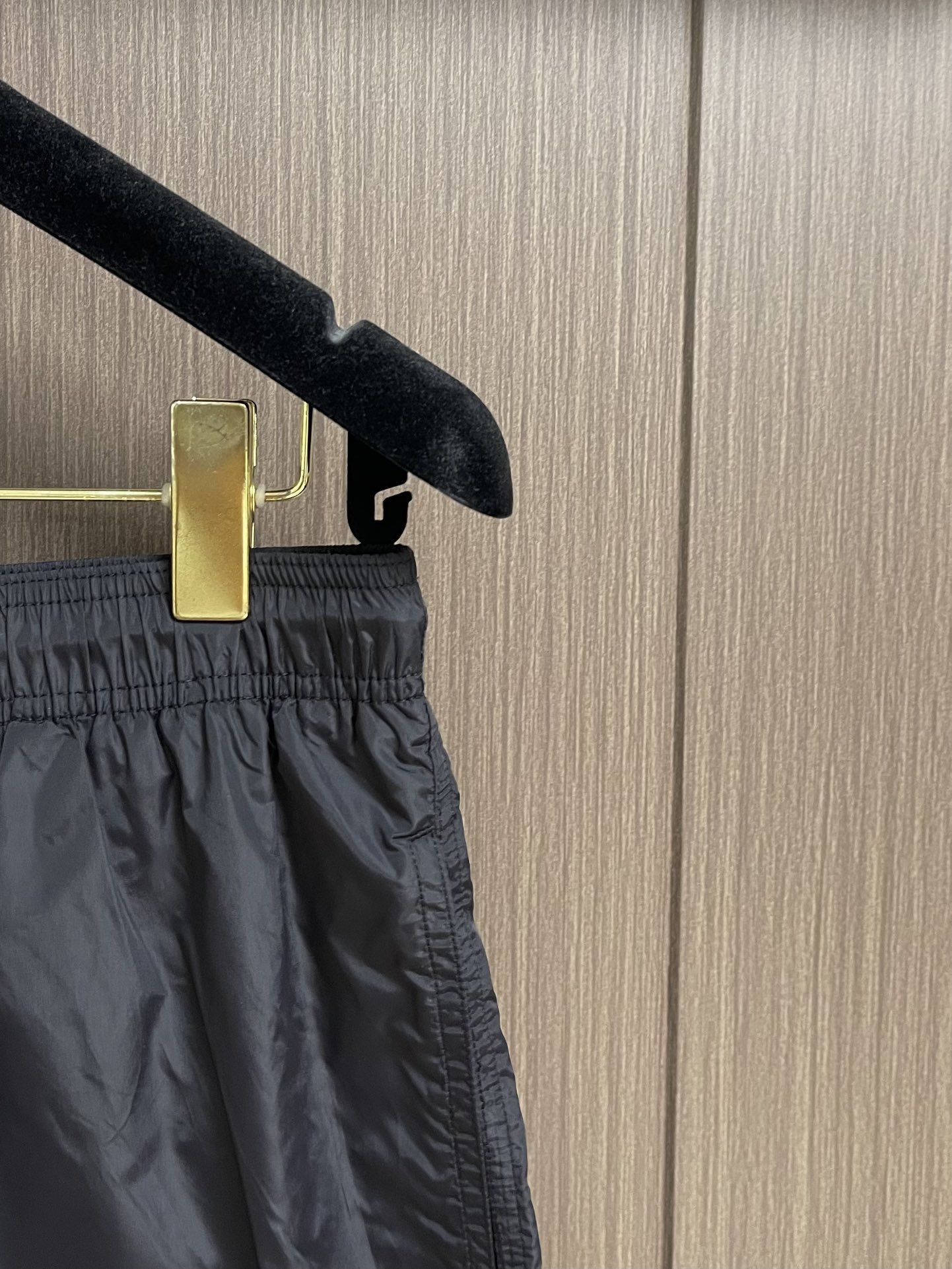 “Flexible and Quick-Drying Celine 2025 Nylon Shorts: Custom-Made Comfort and Fit” - 图片 4