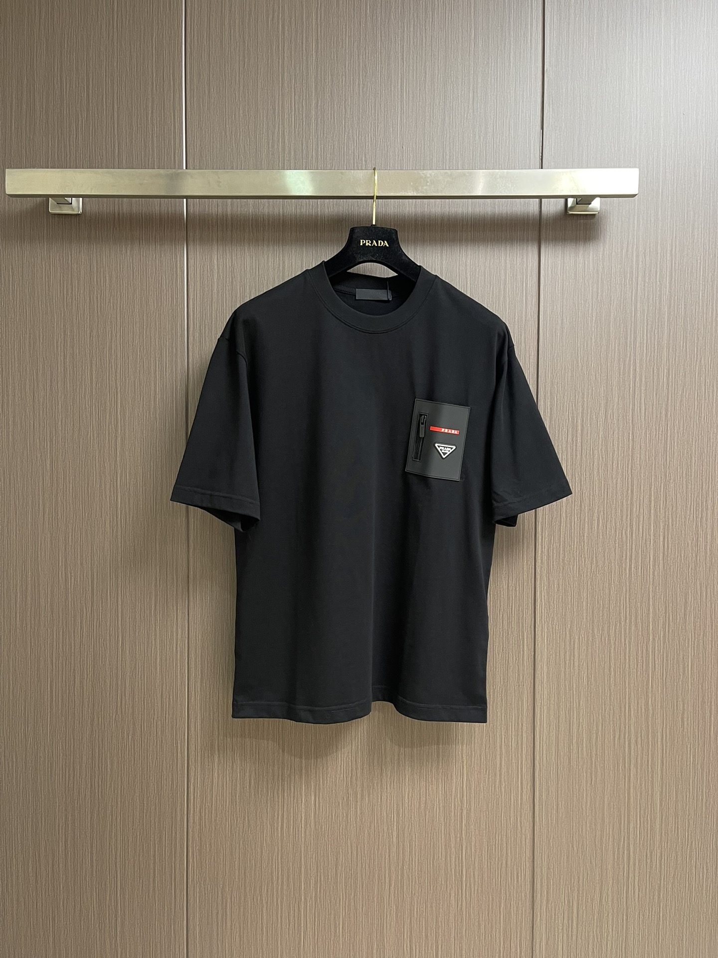 NO:481941,Prada 2025FW spring and summer new round neck bottoming T-shirt, three-dimensional logo regular half-sleeved active cotton base T-shirt, with a glutinous and skin-skinned feel, soft and tough. The process, toughness and wrinkle resistance have been greatly improved. The tailoring is very well-equipped, the chest logo pocket craftsmanship is extremely recognizable. The three standards are complete, and the single-wear base must be essential. Size M-XXL, prada,tees, t-shirt, alexander wang19860909Prada 2025FW春夏新品圆领打底外穿T恤,立体感logo常规半袖 活性纯棉打底T恤,手感面糯有骨感,柔而有韧性.工艺处理,韧性和抗皱性能得到大幅度提高.剪裁很到位,胸前logo口袋工艺,辨识度极高.三标齐全,单穿打底必备单品.尺码M-XXL,,prada,tees，t-shirt,alexander wang,Men's clothing