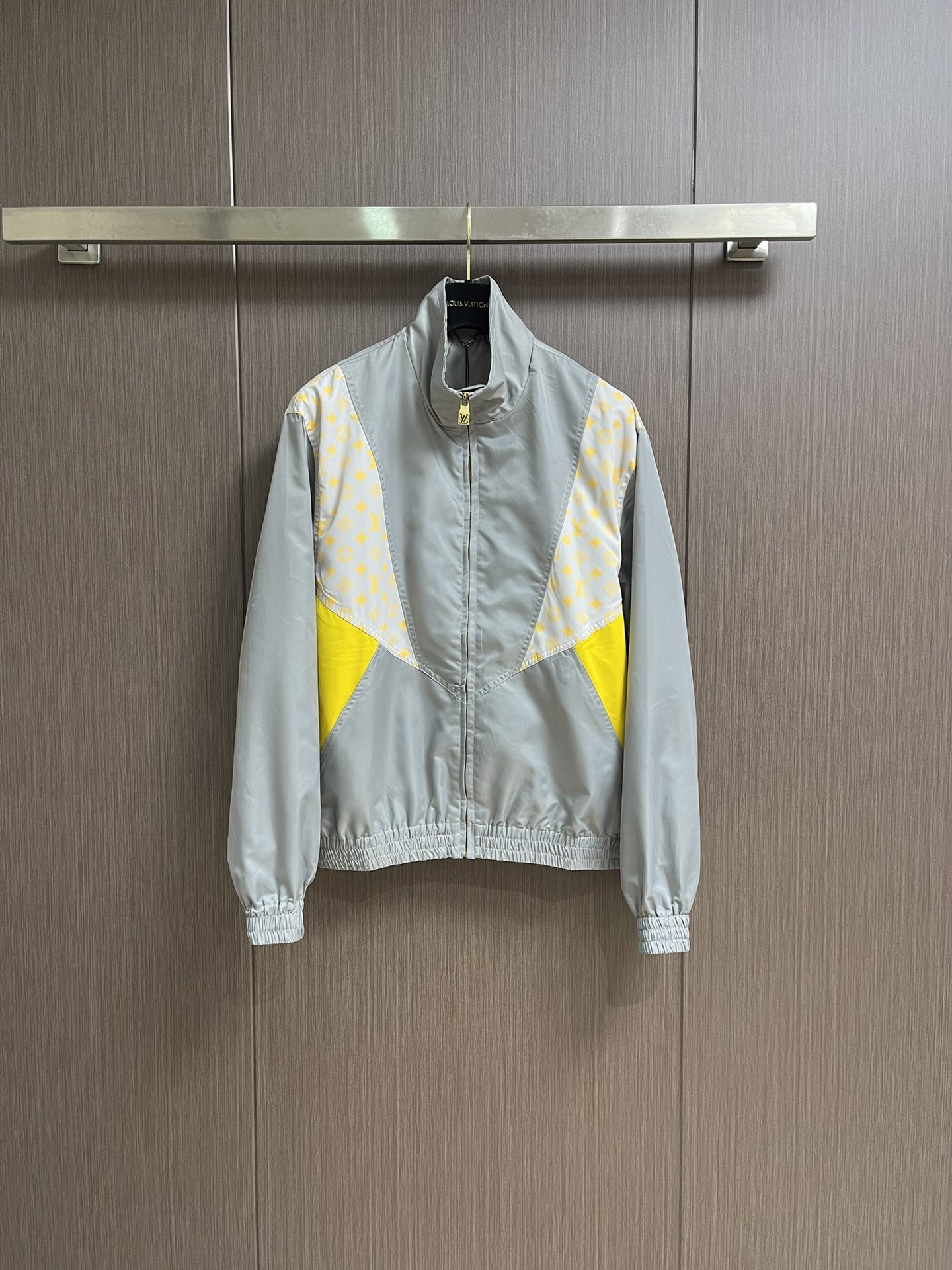 “792LV 2025 New Jersey Zipper with Monogram Glow Stamp: Tech Fabric Fusion and Matching Shorts” - 图片 1