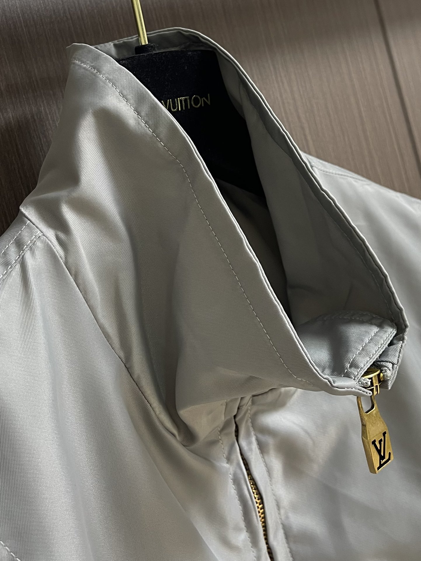 “792LV 2025 New Jersey Zipper with Monogram Glow Stamp: Tech Fabric Fusion and Matching Shorts” - 图片 3