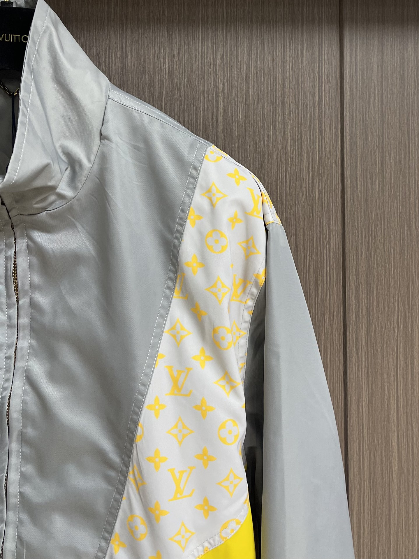 “792LV 2025 New Jersey Zipper with Monogram Glow Stamp: Tech Fabric Fusion and Matching Shorts” - 图片 4