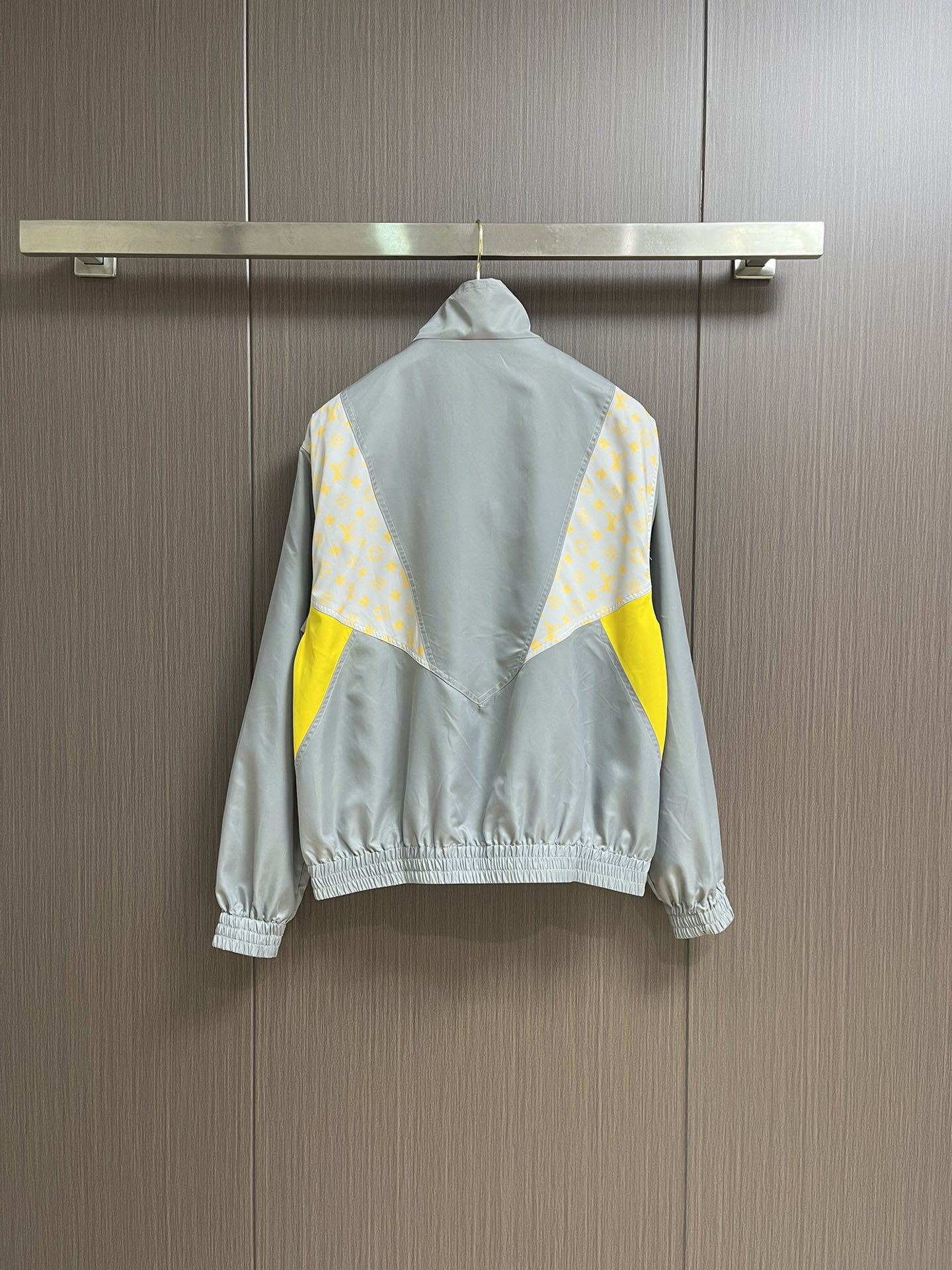 “792LV 2025 New Jersey Zipper with Monogram Glow Stamp: Tech Fabric Fusion and Matching Shorts” - 图片 2