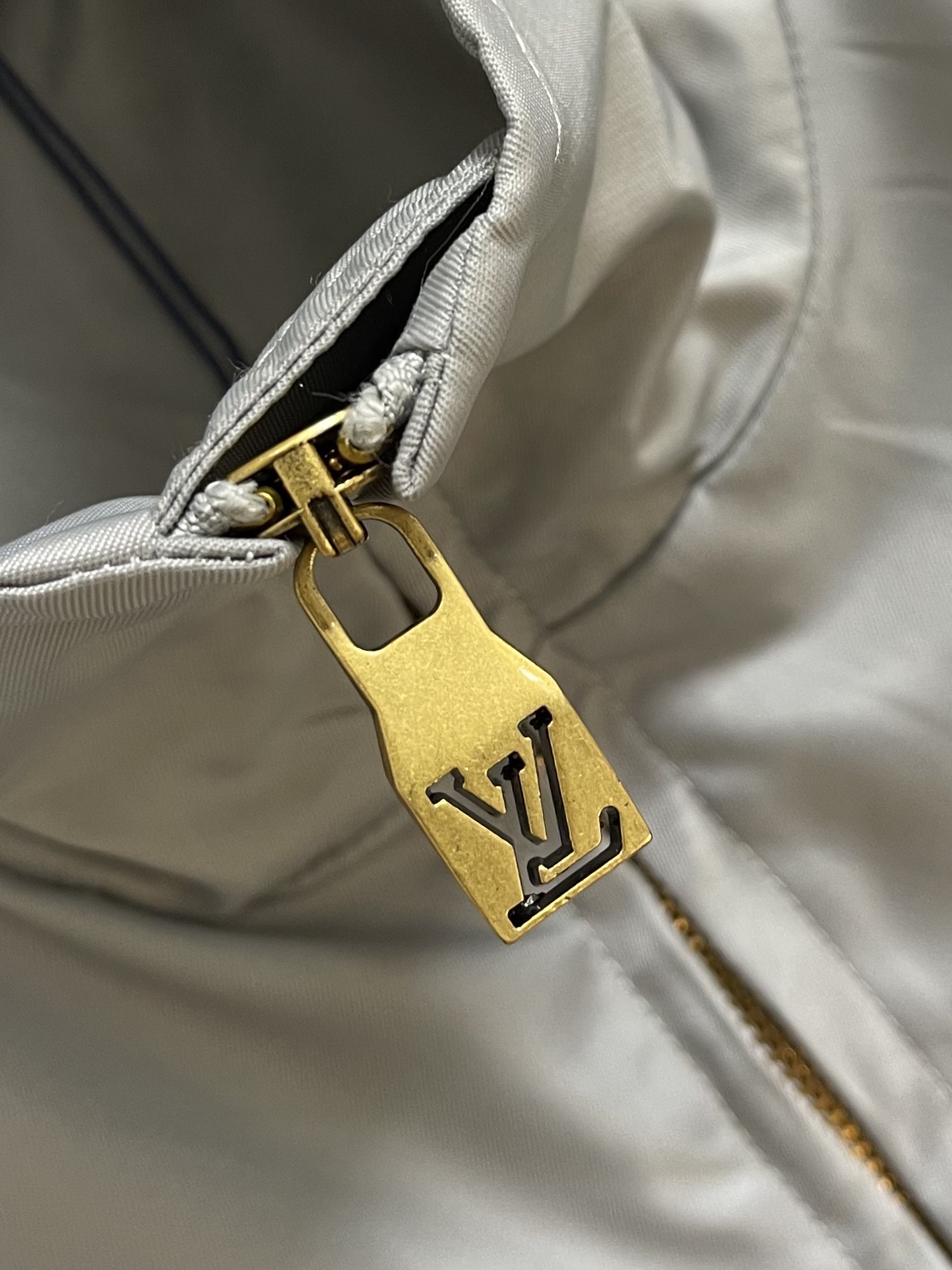 “792LV 2025 New Jersey Zipper with Monogram Glow Stamp: Tech Fabric Fusion and Matching Shorts” - 图片 5