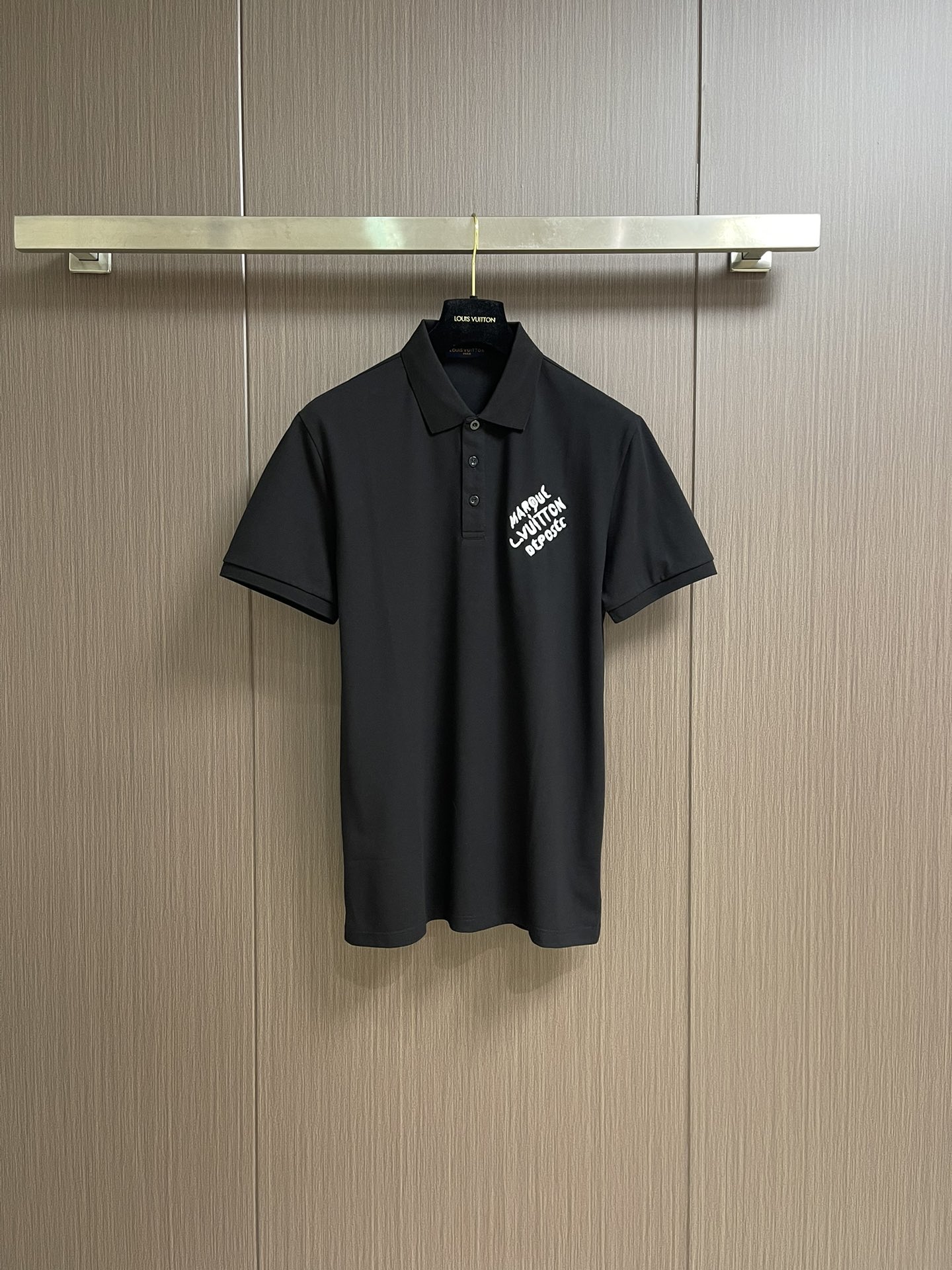 NO:498222,LV knitted embroidery POLO shirt, customized with custom-made guest-supplied cotton, decorated with logo embroidery as the essence. The ingenious encounter between sweaters and shirts interprets the perfect symphony of simplicity and classics. Gubo craft, a process of forming a raised effect on the surface of knitted fabrics, forms obvious raised stripes on the surface of the fabric through special weaving technology, and a process of creating concave and convex patterns through clever interweaving of warp and weft threads, forming three-dimensional patterns. Three-dimensional seam seams are used. It uses specific sewing methods at the joints to make the clothes appear more three-dimensional and fit the body, and the workmanship is cumbersome and complicated. Size M-XXL,,louis vuitton, sweaters, alexander wang19860909LV 针织刺绣POLO衫,定制客供精棉,饰以logo标识刺绣为精髓,毛衣与衫的巧妙邂逅 演绎着简约与经典的完美交响.谷波工艺,一种在针织物表面形成凸起效应的工艺,通过特殊的编织技术在织物表面形成明显的凸起条纹,提花工艺,一种通过经线和纬线巧妙交织,创造出凹凸有致的花纹的工艺,形成立体感强的花纹,采用接缝立体缝线,它通过在接缝处使用特定的缝纫方法,使衣物呈现出更加立体和贴合身体的效果,做工繁琐复杂.尺码M-XXL,,louis vuitton,sweaters,alexander wang,Men's clothing