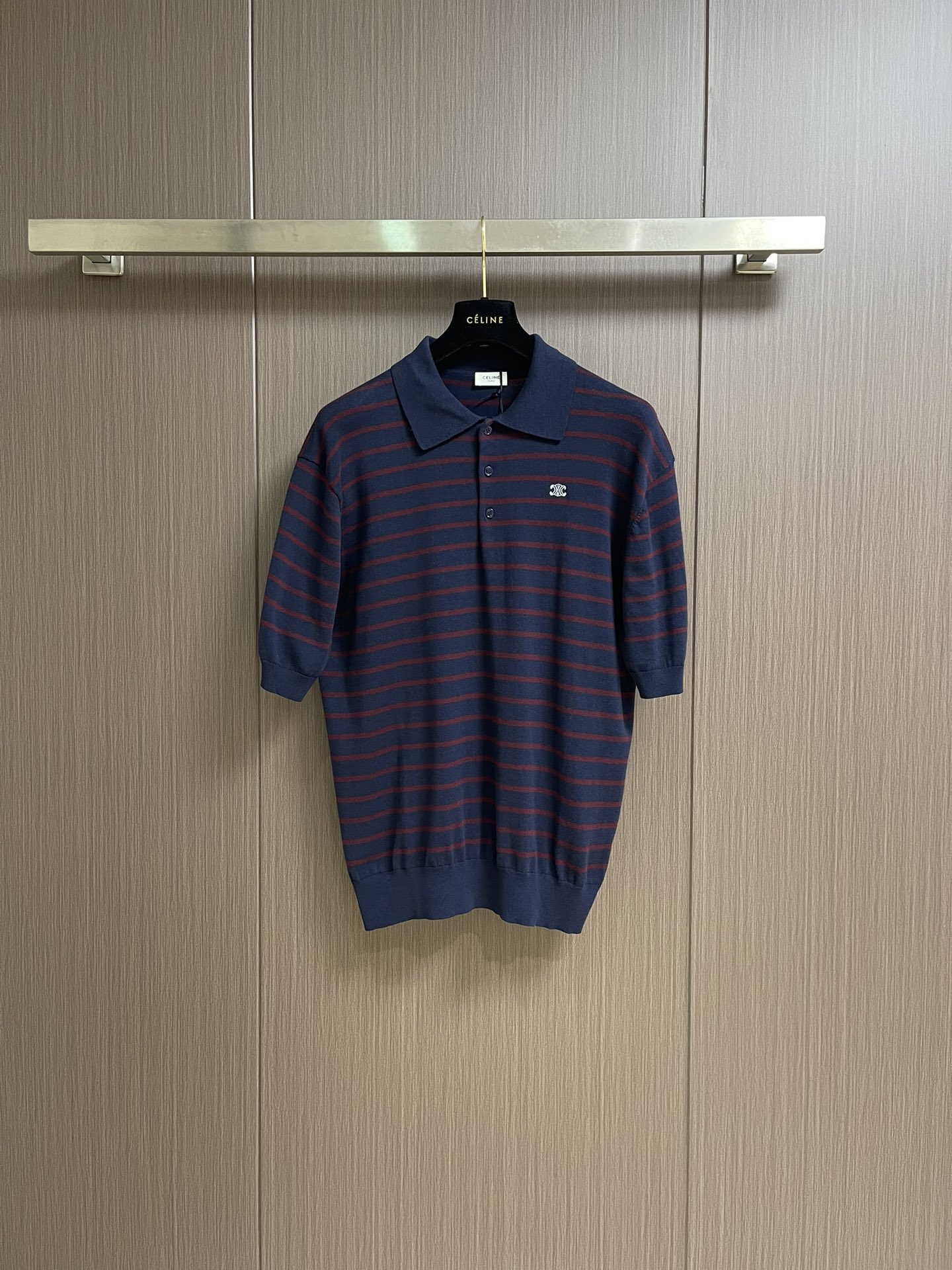 NO:493171,celine Arc de Triomphe embroidery striped POLO, custom-made tinel fabric, the chest is decorated with embroidered pattern of Arc de Triomphe logo, fixed weaving and dyeing lapels of the same color, the overall line is straight and delicate, the fabric is comfortable and soft, the color is consistent and there is no color difference, it can be matched with the same style to create a fashionable look, control various occasions, custom auxiliary materials, and complete three standards. Size S-XL, celine, alexander wang19860909celine 凯旋门刺绣条纹POLO,采用定制天丝面料,胸口饰以凯旋门徽标刺绣图案装饰,定织定染同色系翻领,整体走线平直细腻 面料舒适柔软 颜色一致无色差 能与同款搭配营造时尚造型,驾驭各种场合,定制辅料,三标齐全.尺码S-XL,,celine,alexander wang,Men's clothing