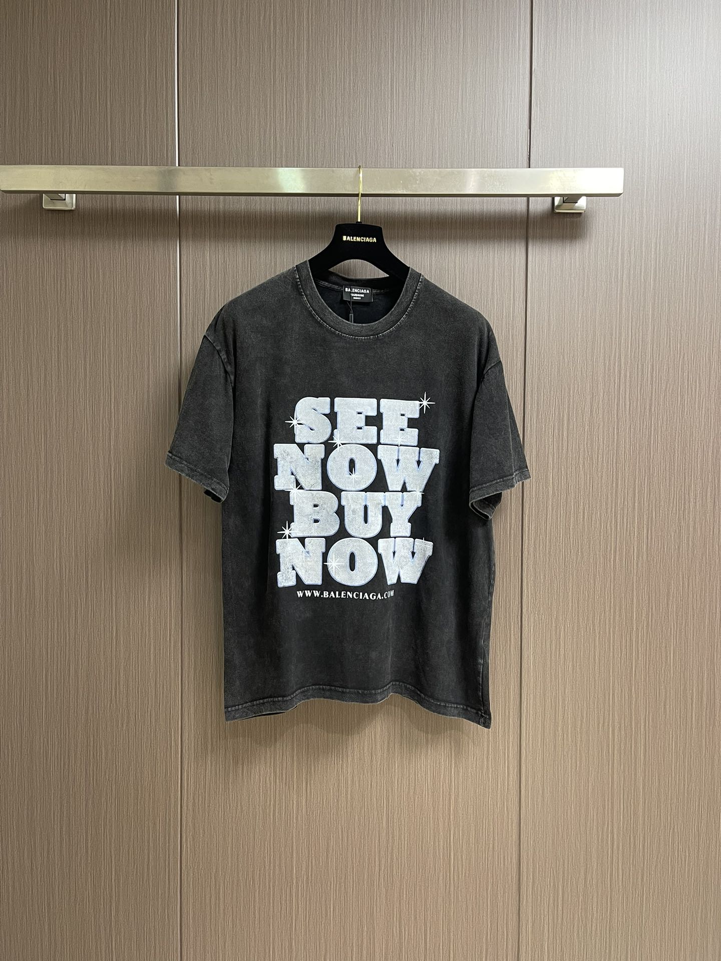 NO:498228,BALENCIAGA retro short-sleeved T-shirt, fixed fabric crafts and wash water treatment, high gram weight 300 grams fabric, full texture, clean cloth, soft and comfortable.  Solona thread fixed dyeing has no color difference. It uses 16 single-combed tight spinning fabrics. It is made of clean jersey fabrics. It is made of dust-free burning and light facial hair. It is fixed dyeing dark blue and vulcanized black. The dark blue uses the most advanced batik technology to spray color and make old. The flower pattern is scanned before it is refined and details are carefully sorted out for manual versions. After repeated confirmation, the strict color adjustment is adopted by Conley digital direct spray crack printing process. After the finished product is worn and washed, the final artificial version sprays monkey. It is a heavy process that is very popular among young people. Size M-XXL,,balenciaga,T-shirt,tees,t-shirt,alexander wang19860909BALENCIAGA 复古短袖T恤,定织面料工艺洗水处理 高克重300克面料 质感十足 布面干净 柔软舒适．索罗娜螺纹定染无色差 采用16支单精梳紧密纺纱面料 做洗后加密平纹布 做无尘烧毛加面部轻食毛工艺 定染深蓝色和硫化黑 深蓝色采用最先进的蜡染工艺才能喷色做旧 花型处先于扫描在对人工对版一点点精修细节而成经过反复确认 严格调色采用康利数码直喷裂纹印花工艺 成品后做旧磨破水洗 最后人工对版喷马骝 属于重工艺深受年轻的人喜欢.尺码M-XXL,,balenciaga,T-shirt,tees，t-shirt,alexander wang,Men's clothing