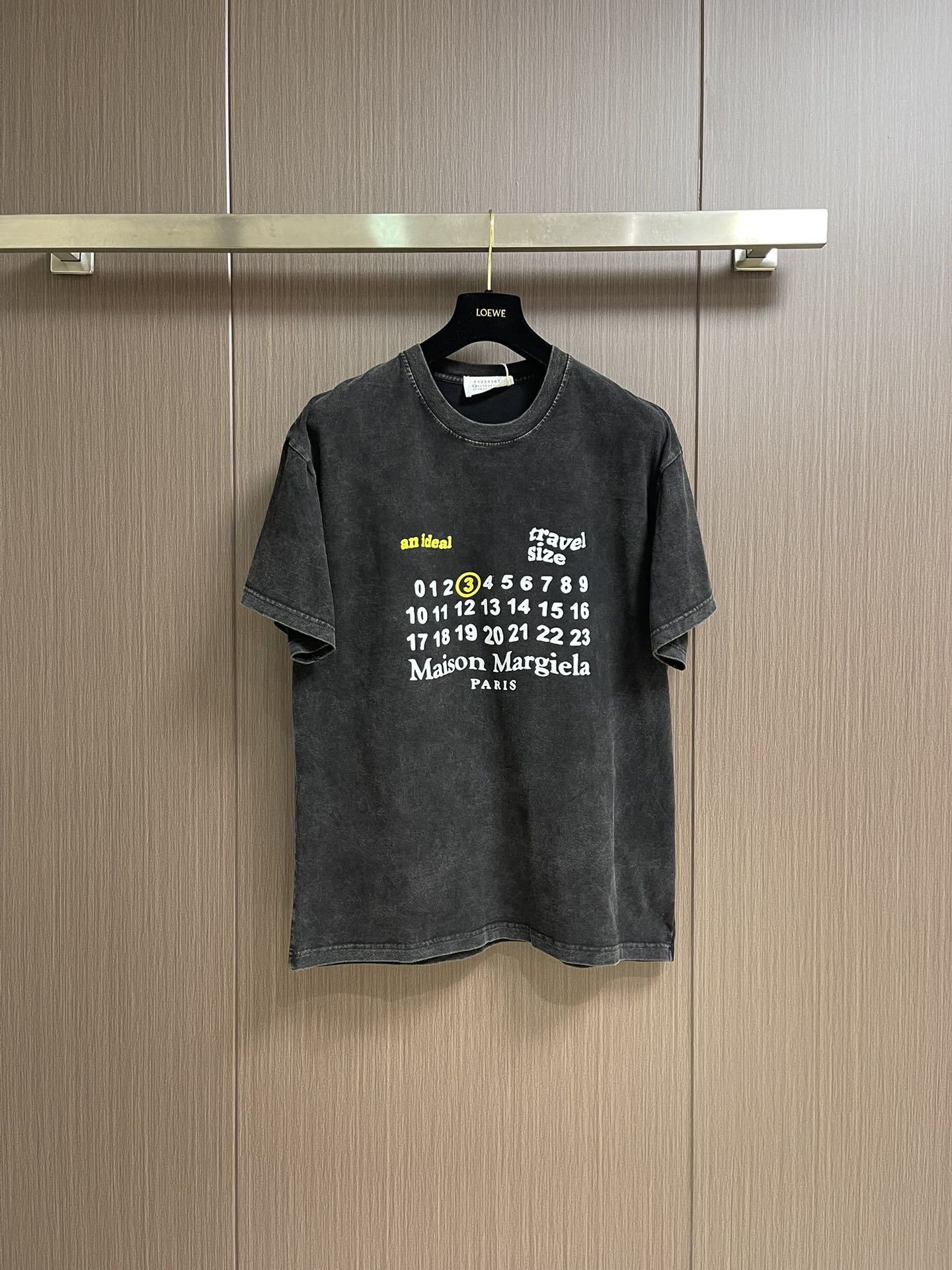 NO:498240,MM6 Majira couple short-sleeved T-shirt, simple and not simple MM6 short-sleeved one-click control of comfort and fashion, couples close their eyes and wear them together to show a new attitude~ High-weight pure cotton knitted, solid and breathable, close to the body, soft and skin-friendly, say goodbye to stuffy and sticky, and full of comfort. Classic simple style, iconic small details on the chest, low-key and recognizable, versatile and not thrust. Loose OS cut, not picky on the figure!  Wearing the same couple, one piece for each person, easily create a relaxed couple outfit, suitable for daily travel and date. Size M-XXL,,masion margiela,masion margiela,T-shirt,tees,t-shirt,alexander wang19860909MM6 马吉拉情侣款短袖T恤,简约不简单的MM6短袖,把舒适与时髦一键拿捏,情侣党闭眼入,一起穿出新态度～高克重纯棉针织,质感扎实又透气,贴身穿柔软亲肤,告别闷热黏腻,舒适度拉满.经典简约风格,胸前标志性小细节,低调又有辨识度,百搭不踩雷.宽松OS裁剪,不挑身材！情侣同穿,一人一件,轻松打造松弛感情侣穿搭,日常出街、约会都适配.尺码M-XXL,,masion margiela,masion margiela,T-shirt,tees，t-shirt,alexander wang,Men's clothing