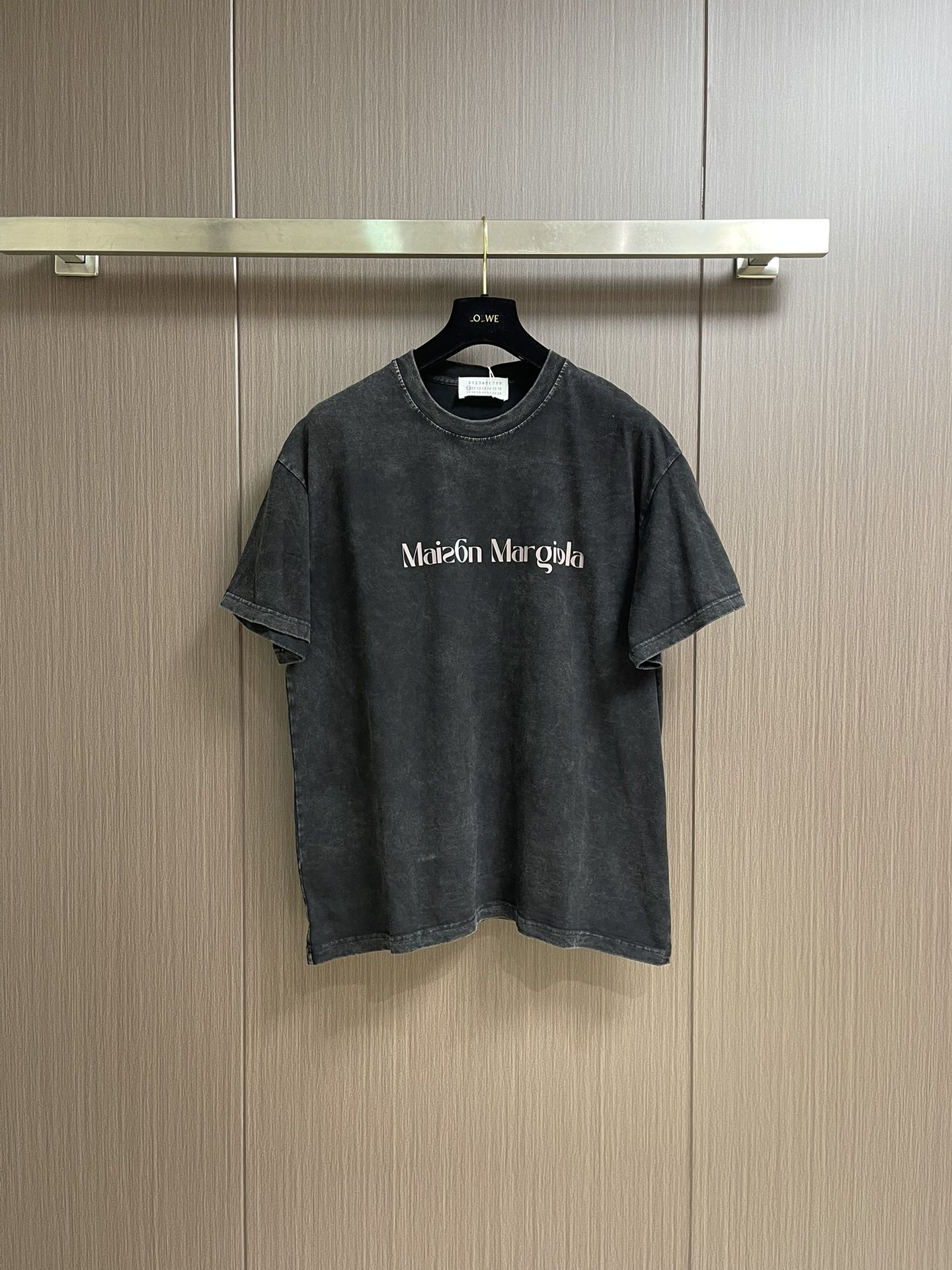 NO:498245,maison magiel MM6 Maison SS spring and summer new short-sleeved T-shirt, customized exclusive wash-water pure cotton fabric, printed logo design!  Simple and generous, calm and versatile, extremely high-end, perfectly integrated with fashion and style, a top fashionable style that perfectly suits the outside wear!  The overall feeling is natural!  The ultimate classic and versatile style, customized original cotton fabric!  The ultimate perfection of heavy industry. Size M-XXL,,masion margiela,masion margiela,T-shirt,tees,t-shirt,alexander wang19860909maison margiel MM6 马吉拉 SS春夏新款短袖T恤,定制专属洗水纯棉面料,印花logo设计！简约大方,从容百搭,档次极高,完美融入时尚还有风情感一款完美符合外穿的顶尖时髦气质款！整体给人浑然天成的感觉！极致经典的百搭型,定制原版纯棉面料！极致的重工极致的完美 .尺码M-XXL,,masion margiela,masion margiela,T-shirt,tees，t-shirt,alexander wang,Men's clothing