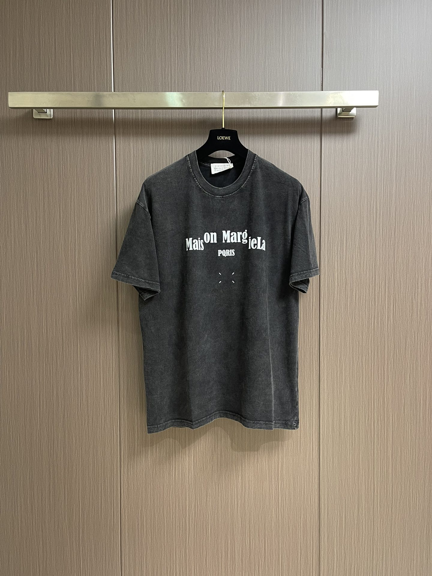 NO:498250,MM6 Maison Margiela old printed short-sleeved T-shirt, customized high-density soft velvet single-sided knitted material, imported machine printing technology, advanced computer control system and precision mechanical parts, glue printing, chest printing has been modified three times, glue liquid paint is used to print patterns on the fabric, and fabric is baked to fix the printing pattern. Each piece is purely hand-sewn by the master, which can ensure the accuracy of position and spacing. The hand sewing process can better reflect the craftsman's exquisite skills and control of details. Size M-XXL,,masion margiela,T-shirt,tees,t-shirt,alexander wang19860909MM6 Maison Margiela 做旧印花短袖T恤,定制高密柔绒单面针织料,采用进口机印花工艺,使用先进的计算机控制系统和精密的机械部件,采用胶浆印花,胸前印花经过三次菲林网板修改,使用胶浆液体涂料在织物上打印图案,烘烤织物以固定印刷图案.每件皆由师傅纯手工缝标,可以确保位置和间距的准确率,手缝工艺更能体现匠人的精湛技艺和对细节的把控.尺码M-XXL,,masion margiela,T-shirt,tees，t-shirt,alexander wang,Men's clothing