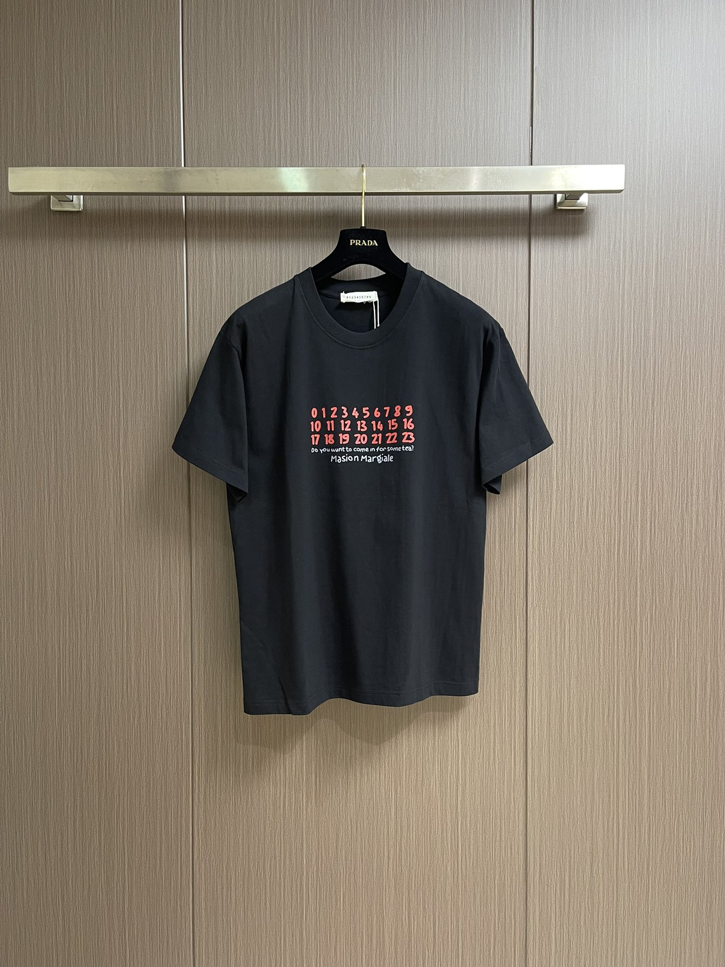 NO:498256,MM6 Majira couple short-sleeved T-shirt, simple and not simple MM6 short-sleeved one-click control of comfort and fashion, couples close their eyes and wear them together to show a new attitude~ High-weight pure cotton knitted, solid and breathable, close to the body, soft and skin-friendly, say goodbye to stuffy and sticky, and full of comfort. Classic simple style, iconic small details on the chest, low-key and recognizable, versatile and not thrust. Loose OS cut, not picky on the figure!  Wearing the same couple, one piece for each person, easily create a relaxed couple outfit, suitable for daily travel and date. Size M-XXL,,masion margiela,masion margiela,T-shirt,tees,t-shirt,alexander wang19860909MM6 马吉拉情侣款短袖T恤,简约不简单的MM6短袖,把舒适与时髦一键拿捏,情侣党闭眼入,一起穿出新态度～高克重纯棉针织,质感扎实又透气,贴身穿柔软亲肤,告别闷热黏腻,舒适度拉满.经典简约风格,胸前标志性小细节,低调又有辨识度,百搭不踩雷.宽松OS裁剪,不挑身材！情侣同穿,一人一件,轻松打造松弛感情侣穿搭,日常出街、约会都适配.尺码M-XXL,,masion margiela,masion margiela,T-shirt,tees，t-shirt,alexander wang,Men's clothing