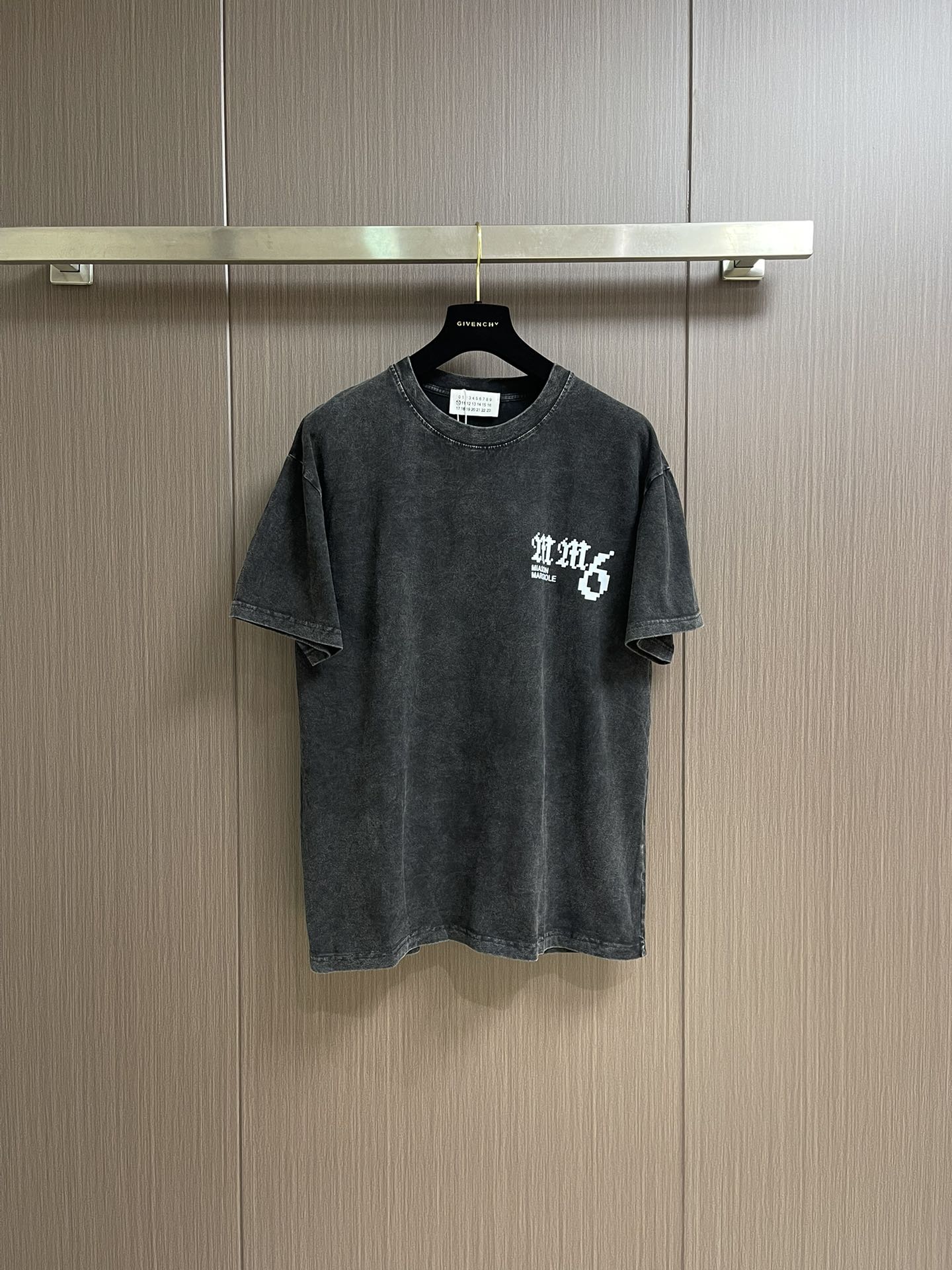 NO:498269,MM6 Maison Margiela old printed short-sleeved T-shirt, customized high-density soft velvet single-sided knitted material, imported machine printing technology, advanced computer control system and precision mechanical parts, glue printing, chest printing has been modified three times, glue liquid paint is used to print patterns on the fabric, and fabric is baked to fix the printing pattern. Each piece is purely hand-sewn by the master, which can ensure the accuracy of position and spacing. The hand sewing process can better reflect the craftsman's exquisite skills and control of details. Size M-XXL,,masion margiela,T-shirt,tees,t-shirt,alexander wang19860909MM6 Maison Margiela 做旧印花短袖T恤,定制高密柔绒单面针织料,采用进口机印花工艺,使用先进的计算机控制系统和精密的机械部件,采用胶浆印花,胸前印花经过三次菲林网板修改,使用胶浆液体涂料在织物上打印图案,烘烤织物以固定印刷图案.每件皆由师傅纯手工缝标,可以确保位置和间距的准确率,手缝工艺更能体现匠人的精湛技艺和对细节的把控.尺码M-XXL,,masion margiela,T-shirt,tees，t-shirt,alexander wang,Men's clothing