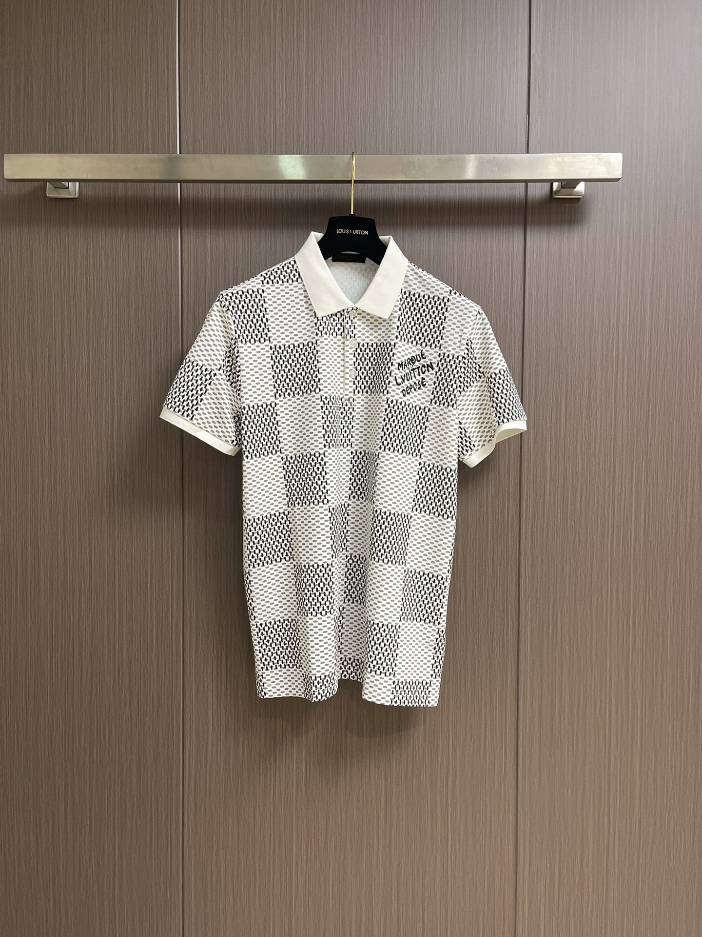 NO:481961,LV 2025SS spring and summer new men's logo short-sleeved polo shirt, continuing the classic business casual lapel POLO shirt.  This Polo shirt is made of beaded floor cotton fabric, and the timeless design can transcend fashion trends. A classic style, comfortable, skin-friendly, breathable, and is a very practical wearable for commuting and leisure. Size M-3XL, louis vuitton, T-shirt, alexander wang19860909LV 2025SS春夏新款男士标识短袖polo衫,延续经典商务休闲翻领POLO恤．该款Polo衫采用珠地棉面料制成,隽永设计可跨越时尚潮流.经典款型,舒适,亲肤,透气好,平时通勤休闲都很实穿的一款.尺码M-3XL,,louis vuitton,T-shirt,alexander wang,Men's clothing