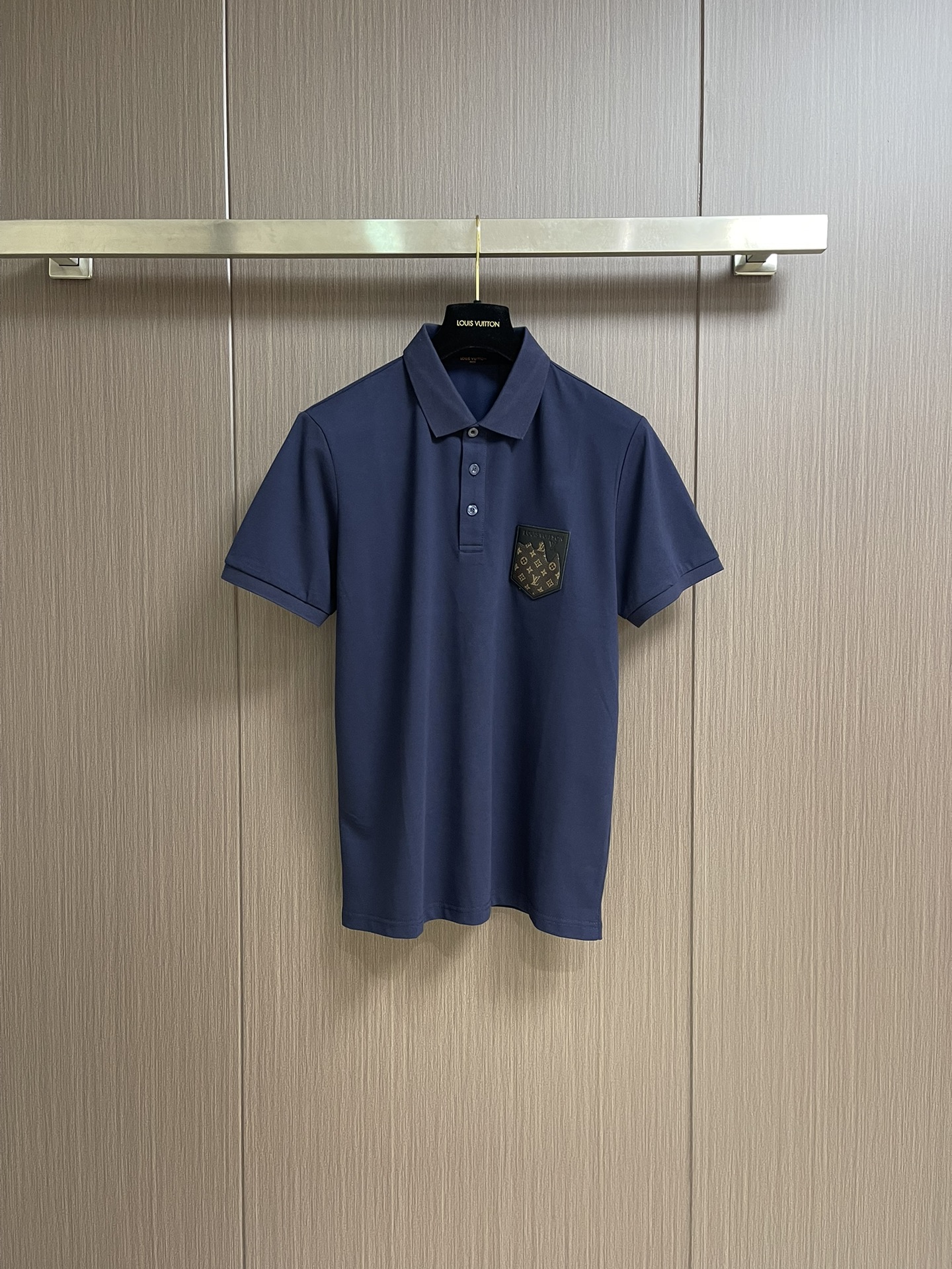 NO:498279,LV SS new spring and summer short-sleeved lapel T-shirt polo, customized high-end vermill fabric simple and fashionable, color-blocked leather brand is super beautiful!  Classic logo simple and elegant style!  Full of high-end feel, wearable in all seasons. Simple European style. Size M-3XL, louis vuitton, T-shirt, tees, t-shirt, alexander wang19860909LV SS新款春夏短袖翻领T恤polo,定制高端朱地面料简单时尚款,拼色皮牌超级好看！经典logo简单大方的款式！满满的高级感,四季可穿.简欧风格.尺码M-3XL,,louis vuitton,T-shirt,tees，t-shirt,alexander wang,Men's clothing