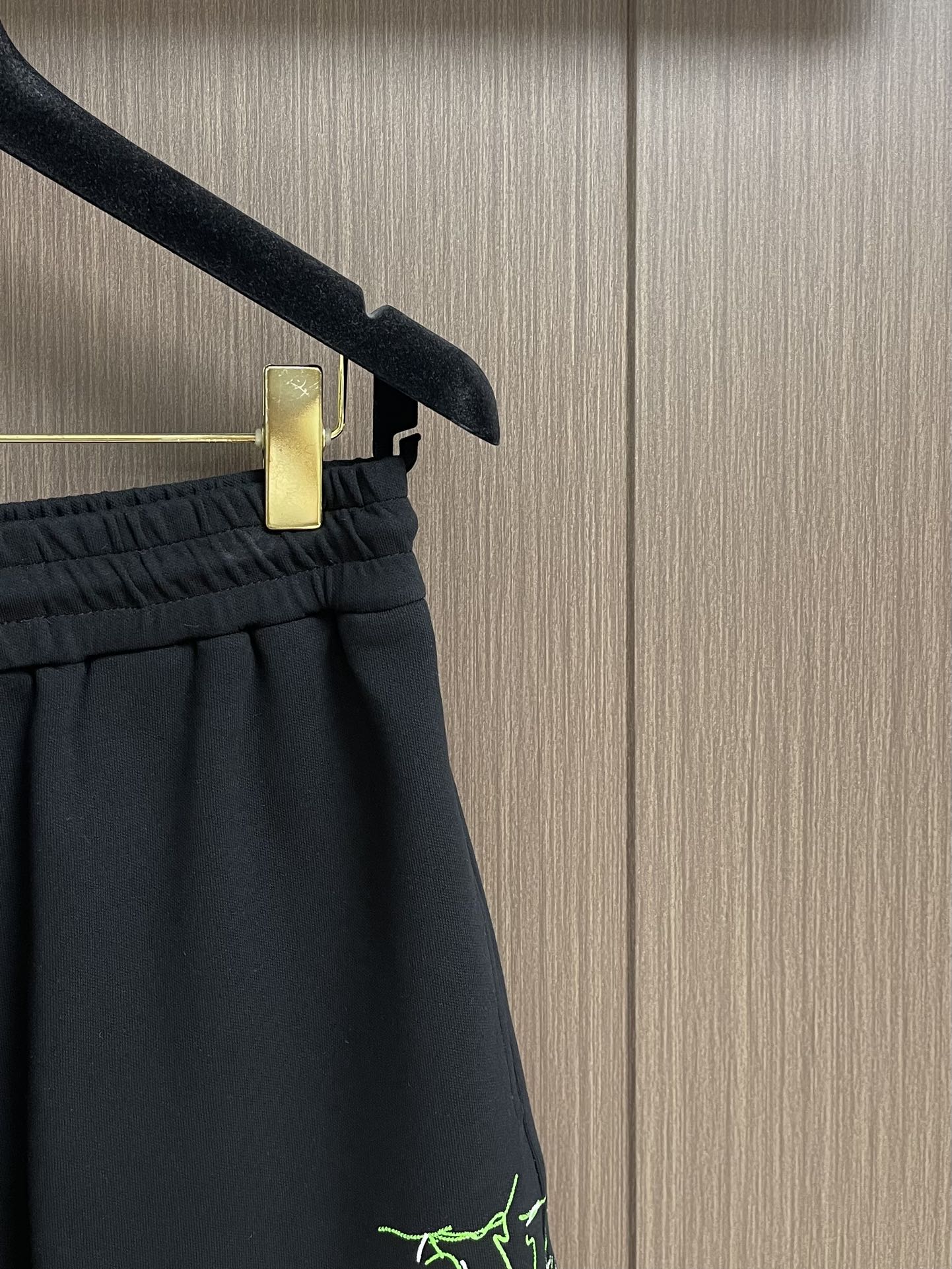“High-Quality Heavy Cotton Embroidery Shorts with Imported Embroidery Machines | Stylish Design for Perfect Fit” - 图片 4