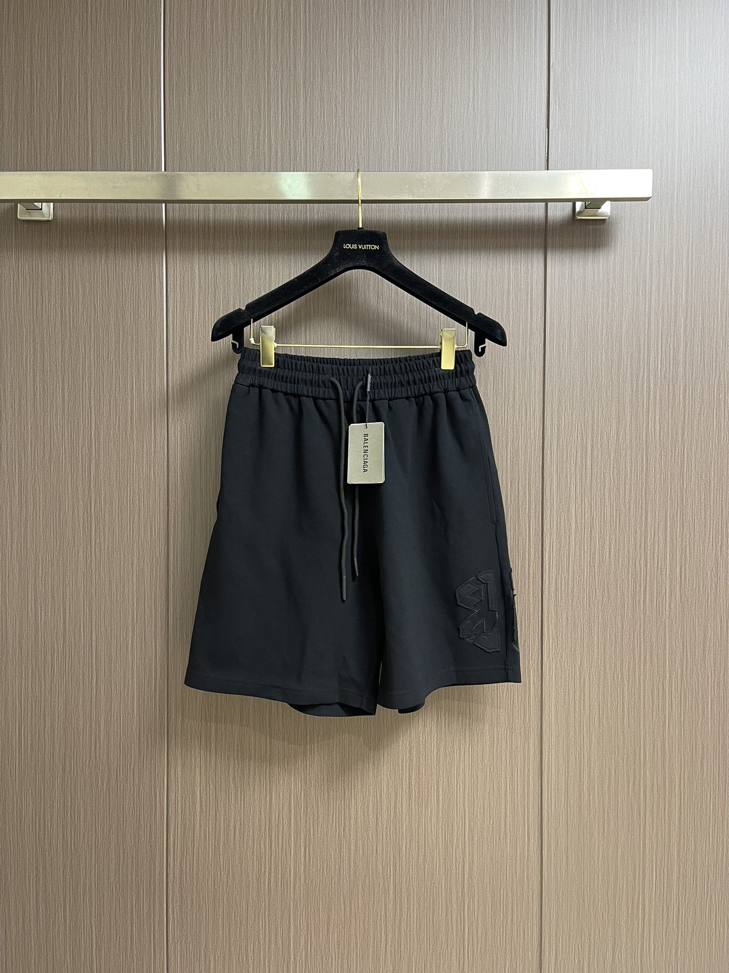 “Balenciaga 2025 Classic Five-Point Loose Contour Shorts Review: Details and Fabric Quality” - 图片 1