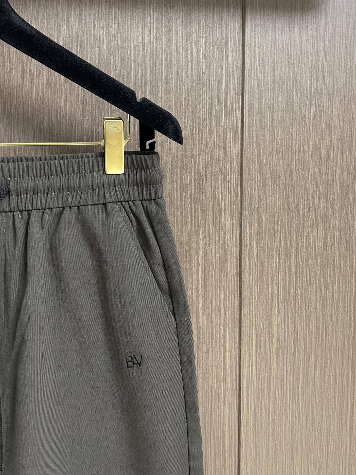 “BV Curry-Type Gargoyle Shorts: Summer Closet Treasures with Unique Design and Comfortable Fit” - 图片 4