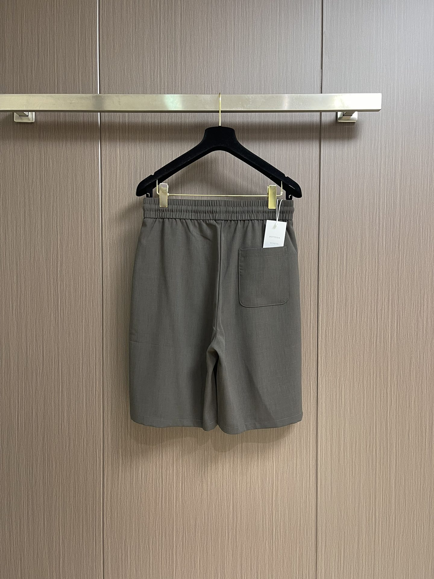 “BV Curry-Type Gargoyle Shorts: Summer Closet Treasures with Unique Design and Comfortable Fit” - 图片 2