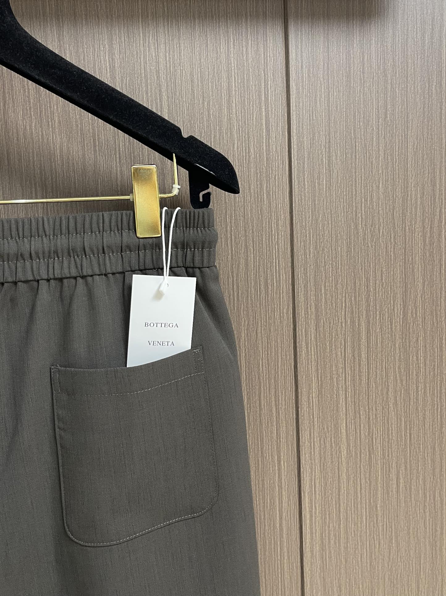 “BV Curry-Type Gargoyle Shorts: Summer Closet Treasures with Unique Design and Comfortable Fit” - 图片 7