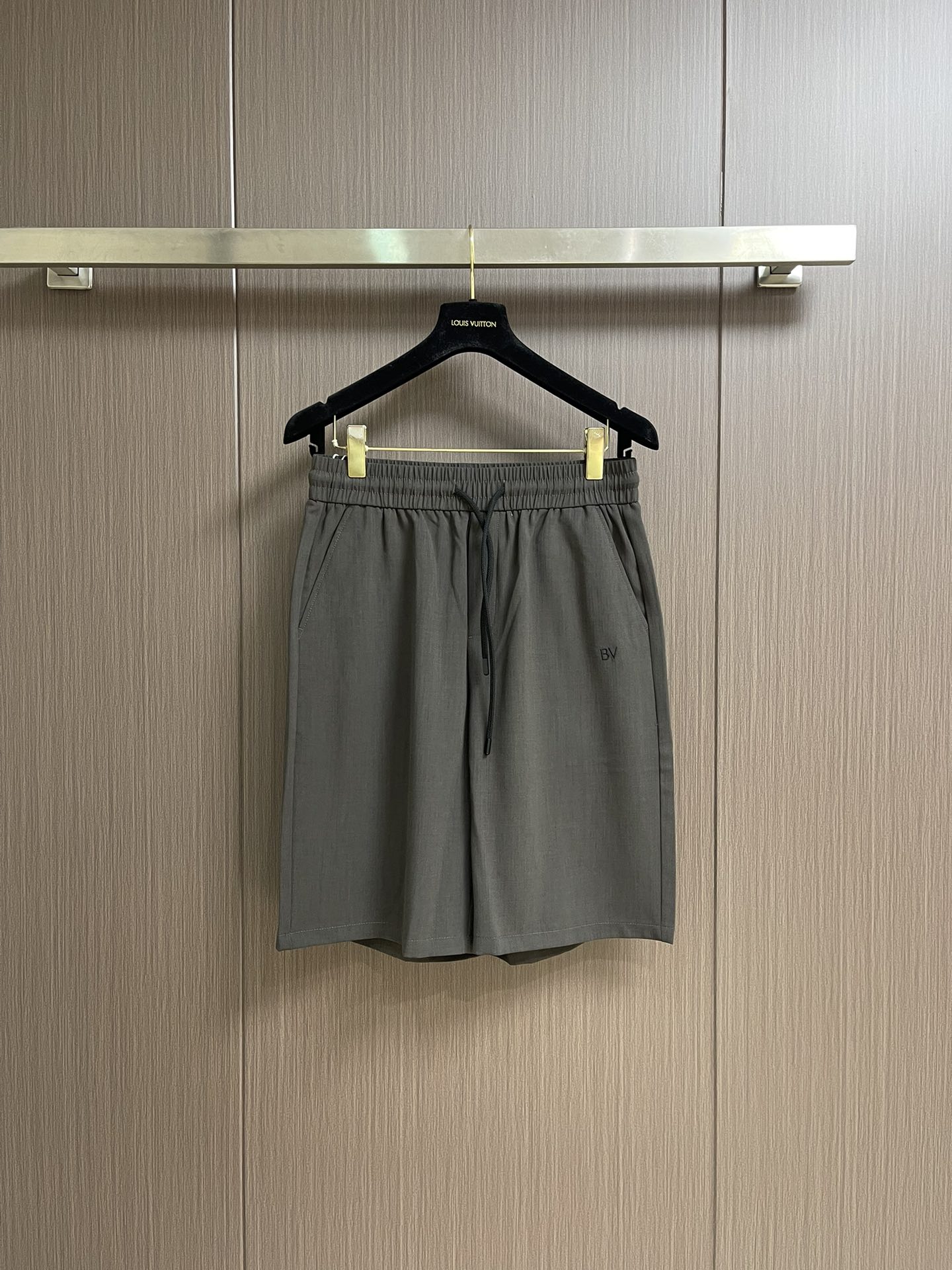 “BV Curry-Type Gargoyle Shorts: Summer Closet Treasures with Unique Design and Comfortable Fit” - 图片 1