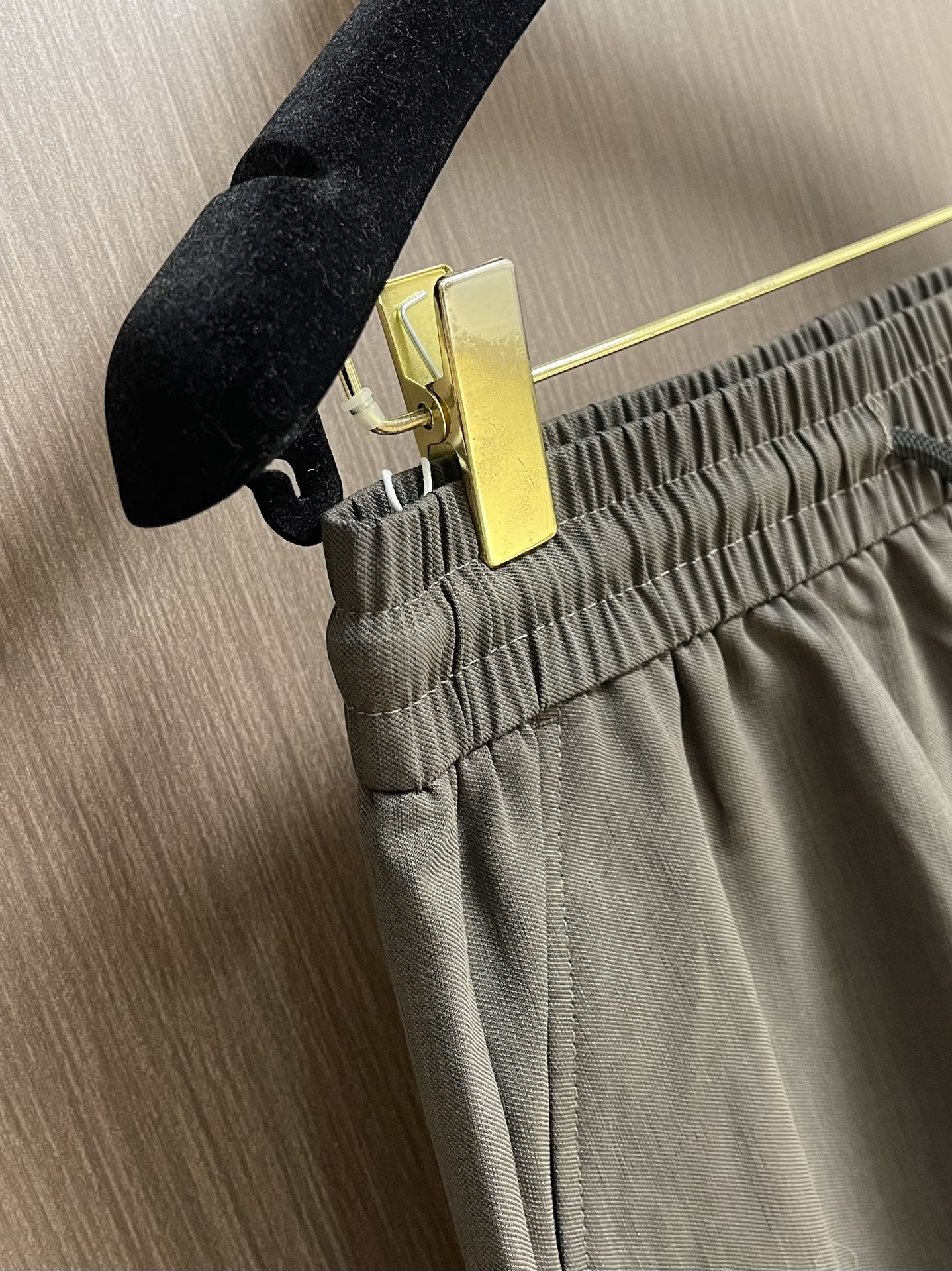 “BV Curry-Type Gargoyle Shorts: Summer Closet Treasures with Unique Design and Comfortable Fit” - 图片 6