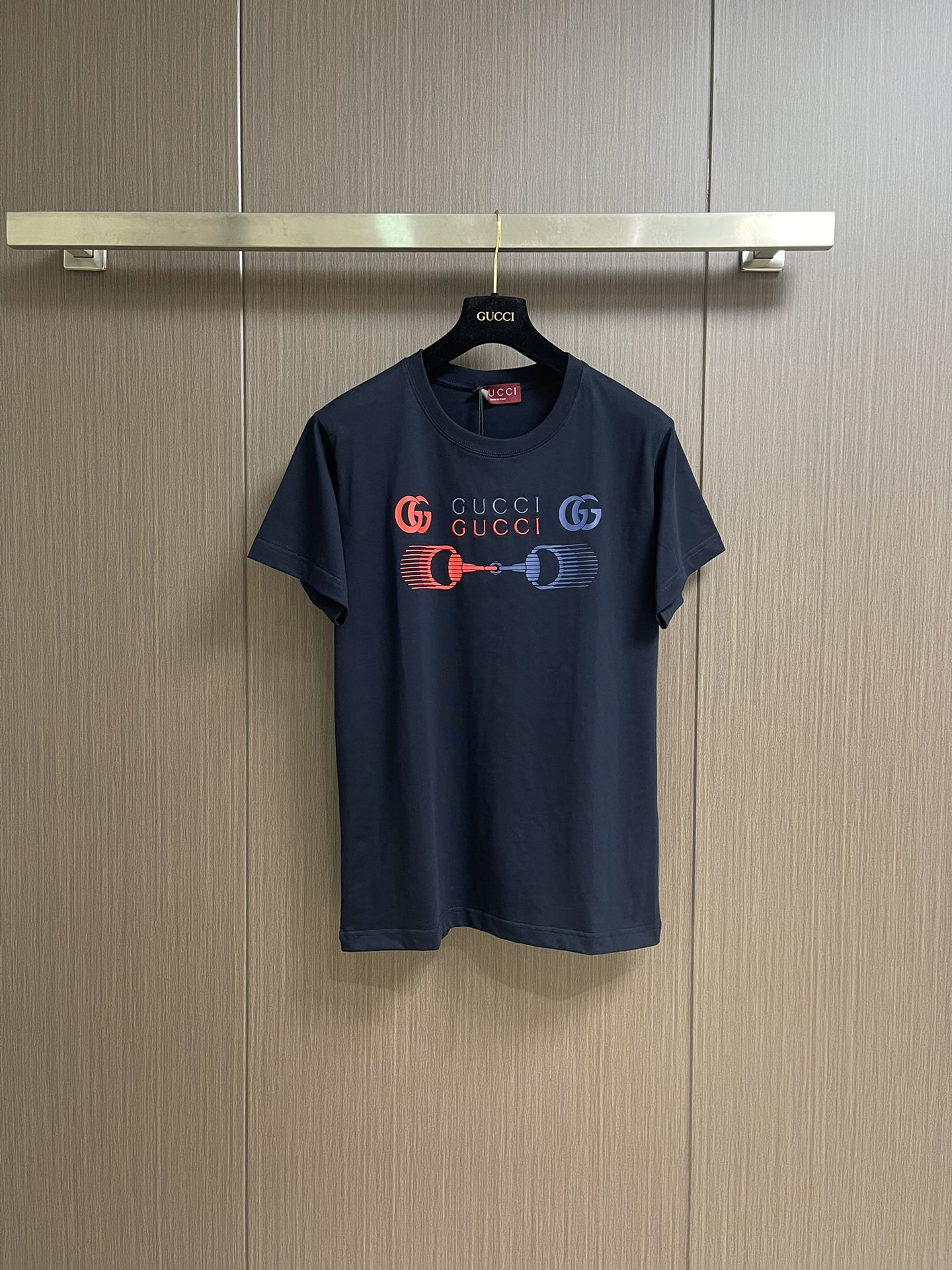 NO:502693,GUCCI 2025ss new horse-bit embroidered round neck T-shirt, the whole garment restores a refreshing multi-layer blue and red color scheme. The chest uses printing technology and contrasting colors to outline the three-dimensional brand letter logo and buckle pattern. Variable dynamic effect enhances brand identity. Fashion and high-end feel is instantly revealed. Size S-XL, gucci,tees, t-shirt, alexander wang19860909GUCCI 2025ss新款马衔扣刺绣圆领T恤,整件成衣还原出清爽多层次蓝红配色 胸前利用印花工艺和撞色勾勒出立体风格的品牌字母徽标和链扣图案 变体动感效果 加强品牌标识度 时尚高级感立现.尺码S-XL,,gucci,tees，t-shirt,alexander wang,Men's clothing