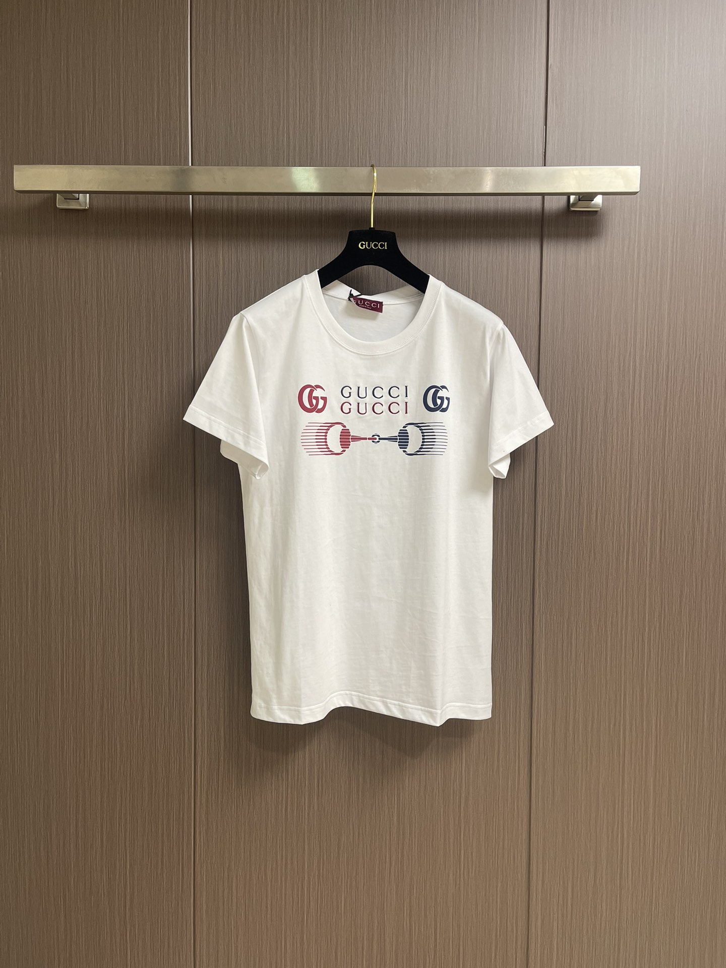 NO:473325,GUCCI 2025ss new horse-bit embroidered round neck T-shirt, the whole garment restores a refreshing multi-layer blue and red color scheme. The chest uses printing technology and contrasting colors to outline the three-dimensional brand letter logo and buckle pattern. Variable dynamic effect enhances brand identity. Fashion and high-end feel is instantly revealed. Size S-XL, gucci,tees, t-shirt, alexander wang19860909GUCCI 2025ss新款马衔扣刺绣圆领T恤,整件成衣还原出清爽多层次蓝红配色 胸前利用印花工艺和撞色勾勒出立体风格的品牌字母徽标和链扣图案 变体动感效果 加强品牌标识度 时尚高级感立现.尺码S-XL,,gucci,tees，t-shirt,alexander wang,Men's clothing