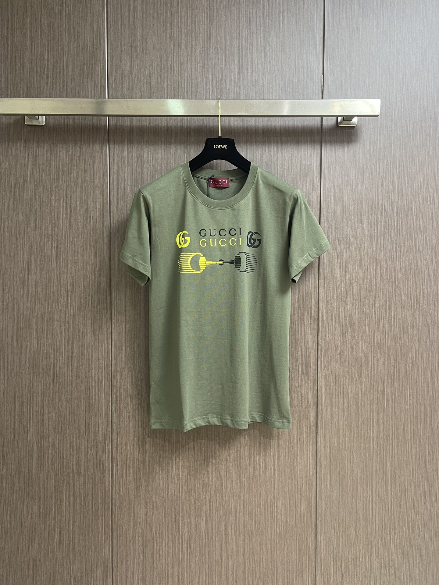 NO:473331,GUCCI 2025ss new horse-bit embroidered round neck T-shirt, the whole garment restores a refreshing multi-layer blue and red color scheme. The chest uses printing technology and contrasting colors to outline the three-dimensional brand letter logo and buckle pattern. Variable dynamic effect. Strengthen brand identity. Fashion and high-end feel. Size S-XL,,gucci,tees, t-shirt,alexander wang19860909GUCCI 2025ss新款马衔扣刺绣圆领T恤,整件成衣还原出清爽多层次蓝红配色 胸前利用印花工艺和撞色勾勒出立体风格的品牌字母徽标和链扣图案 变体动感效果 加强品牌标识度 时尚高级感立现 尺码S-XL,,gucci,tees，t-shirt,alexander wang,Men's clothing