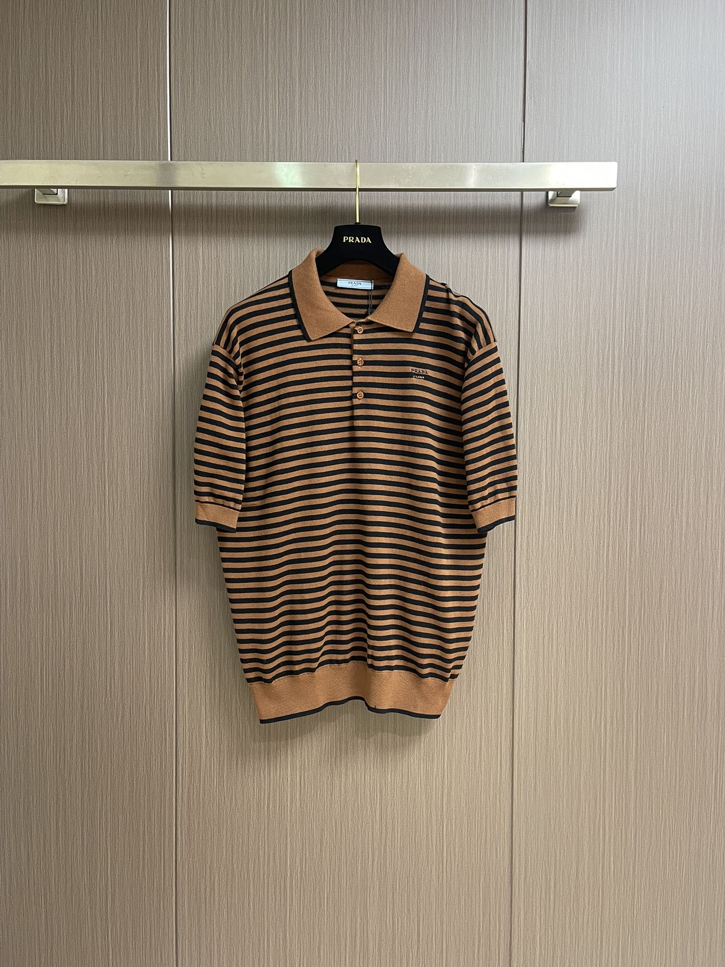 NO:473319,Prada 2025SS new linen cotton striped POLO shirt, this POLO shirt is made of linen cotton fabric, contrasting striped style increases the fashion personality of the style, collar lapel design, adds high-end elegance, button opening and closing, is a must-have item for men's business and casual, and the upper body effect is excellent. Size S-XL, prada, alexander wang19860909Prada 2025SS新款麻棉条纹POLO衫,这款POLO衫采用麻棉面料制作而成,撞色条纹款式增加款式的时尚个性,衣领翻领设计,增加高级优雅感,纽扣开合,是男士商务休闲必备单品,上身效果极佳.尺码S-XL,,prada,alexander wang,Men's clothing