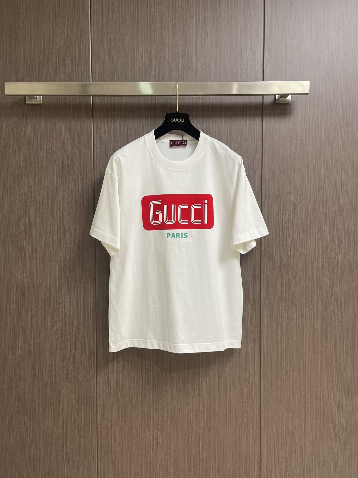 NO:473309,Gucci 2025SS summer new three-dimensional letter T-shirt, red and green contrasting design, the overall design is simple and fashionable, the red brand logo is very eye-catching, the green Paris word plays an embellishment and rich layered role, shoulder-to-shoulder pressing strip 280 grams pure cotton fabric is comfortable and breathable, black and white, the same style for men and women. Size S-XXL Size bust 110cm long 73cm shoulder width 53cm M size bust 114cm long 74cm shoulder width 55cm L size bust 118cm long 75cm shoulder width 57cm XL size bust 122cm long 76cm shoulder width 59cm XXL size bust 126cm long 77cm shoulder width 61cm, gucci,tees, t-shirt,alexander wang19860909Gucci 2025SS夏季新款立体字母T恤,红绿撞色设计 整体设计简约又不失时尚感 红色品牌标识非常醒目 绿色Paris字样起到了点缀和丰富层次作用 肩部通肩压条 280克纯棉面料舒适透气 黑白双色 男女同款.尺码S-XXL S码胸围110cm衣长73cm肩宽53cm M码胸围114cm衣长74cm肩宽55cm L码胸围118cm 衣长75cm肩宽57cm XL码胸围122cm 衣长76cm肩宽59cm XXL码胸围126cm 衣长77cm 肩宽61cm,,gucci,tees，t-shirt,alexander wang,Men's clothing