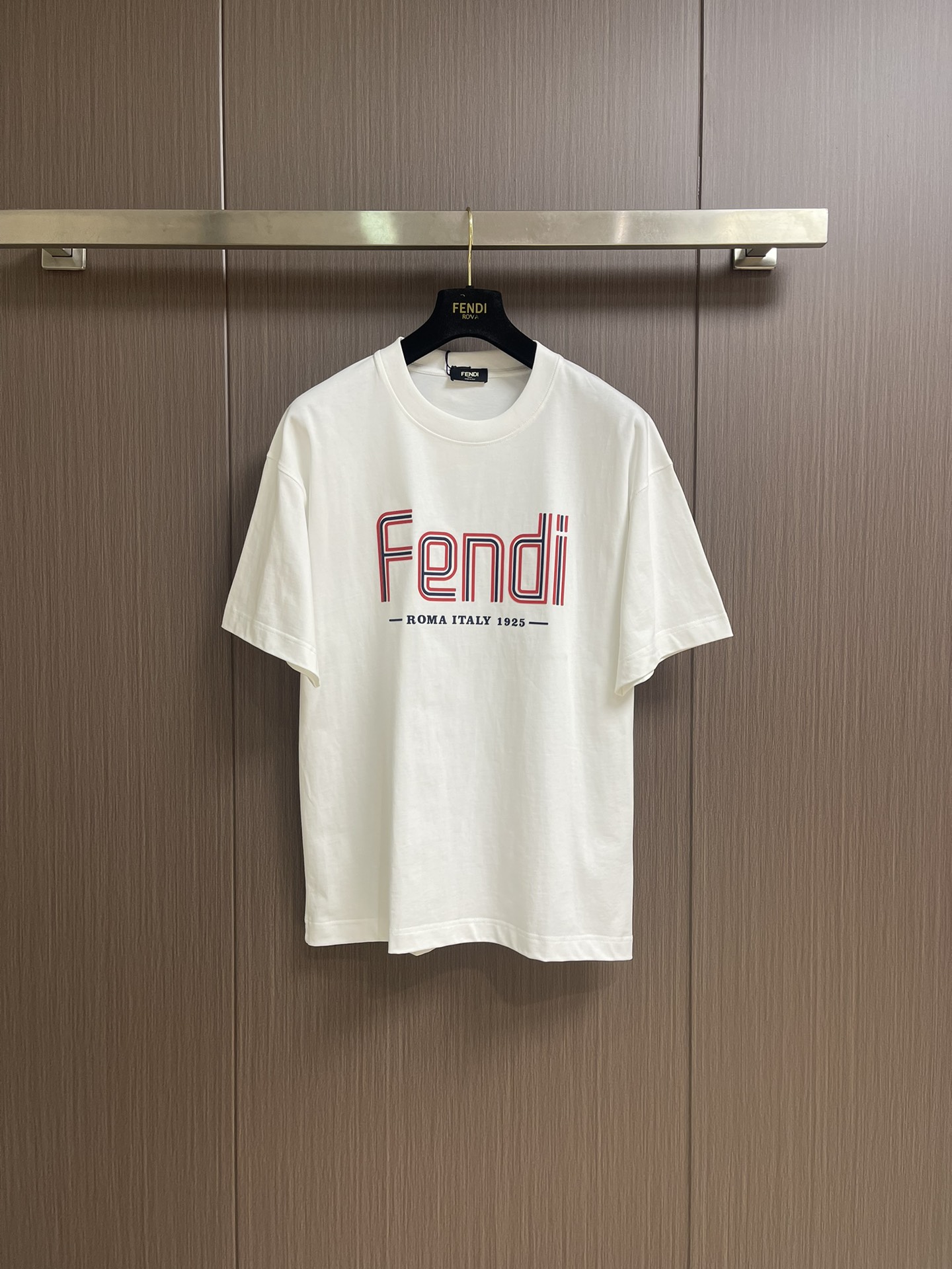 NO:473327,Fendi logo logo printed round neck short-sleeved T-shirt!  Custom-made fabrics are provided with smooth touch, but they are crisp and stylish, with a full texture on the upper body!  The overall size is simple and generous without losing style, with a strong sense of upper body, absolutely at the forefront of fashion, very comfortable to wear, no need to say anything about the trouser style and cutting, the upper body is exquisite and vivid, and is truly a palace-level, capable of all occasions whether it is sports or leisure. Size S-XXL S bust 110cm long 73cm shoulder width 53cm M bust 114cm long 74cm shoulder width 55cm L bust 118cm long 75cm shoulder width 57cm XL bust 122cm long 76cm shoulder width 59cm XXL bust 126cm long 77cm shoulder width 61cm, fendi, T-shirt,tees, t-shirt,alexander wang19860909Fendi logo标识印花圆领短袖T恤！客供定制面料,触感顺滑,却又挺括有型,上身质感十足！ 整体简洁大方而不失格调,上身感极强,绝对走在时尚最前端,穿着非常舒适,裤型款式和裁剪亦无需多言,上身精致跃然,真正殿堂级的,无论是运动还是休闲时候都能胜任各种场合.尺码S-XXL S码胸围110cm衣长73cm肩宽53cm M码胸围114cm衣长74cm肩宽55cm L码胸围118cm 衣长75cm肩宽57cm XL码胸围122cm 衣长76cm肩宽59cm XXL码胸围126cm 衣长77cm 肩宽61cm,,fendi,T-shirt,tees，t-shirt,alexander wang,Men's clothing