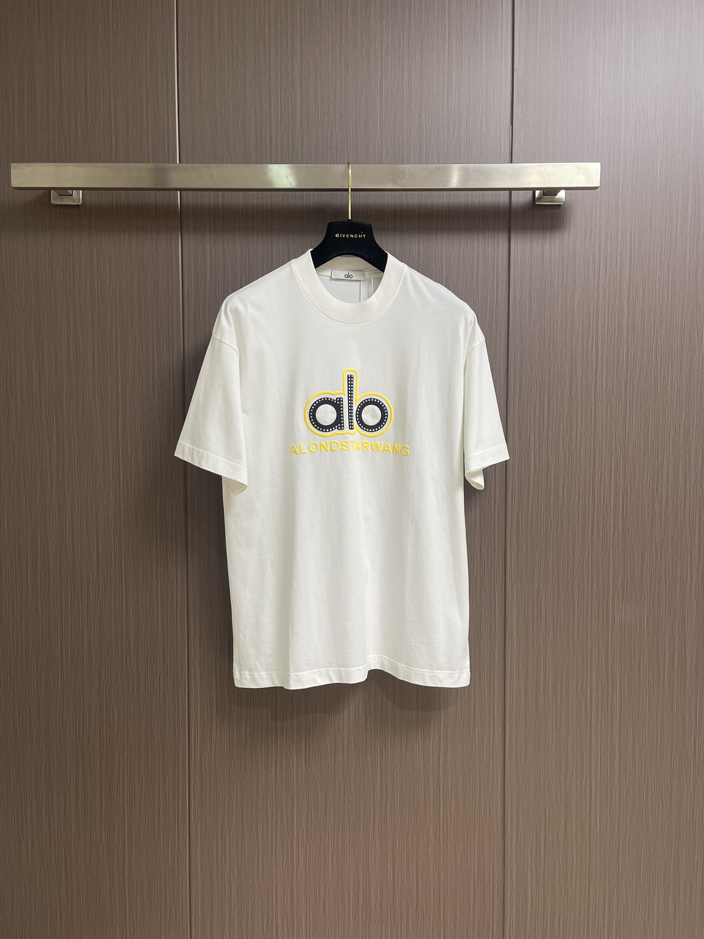 NO:473315,Alo 2025SS Spring and Summer new series of round neck short-sleeved T-shirts, a very fashionable and avant-garde short-sleeved short-sleeved for men and women, logo pattern glue-touched decoration!  Different from the past, it declares the design concept that has been passed down for many years in the brand!  Its eye-catchingness is no less than any style, and it perfectly presents the fashionable, high-end and luxurious feeling in front of the world!  Made of imported cotton, selected high-quality pure cotton fabrics, soft and soft to the touch, the real thing is definitely beyond your imagination, close body and breathable, even if you sweat profusely, you will not feel greasy or stuffy, and will bring sweating and moisture absorption to the extreme. Size S-XXL Size bust 110cm 73cm shoulder width 53cm M size bust 114cm 74cm shoulder width 55cm L size bust 118cm 75cm shoulder width 57cm XL size bust 122cm 76cm shoulder width 59cm XXL size bust 126cm 77cm shoulder width 61cm, T-shirt,tees,t-shirt,alexander wang19860909Alo 2025SS春夏全新系列圆领短袖T恤,非常时髦前卫的一款男女同款短袖,标识logo图案压胶修饰！区别于以往的不同,宣示品牌传承多年的设计理念！其吸睛度完全不亚于任何式,将时髦高级感与奢华感完美呈现在世人眼前！客供进口全棉材质制成,精选优质纯棉面料,触感软糯亲肤细腻,实物到手绝对超乎你的想象,贴身无比舒适透气,即便是汗流浃背也不会有腻身及闷热感可言,将排汗吸湿性发挥到了极致.尺码S-XXL S码胸围110cm衣长73cm肩宽53cm M码胸围114cm衣长74cm肩宽55cm L码胸围118cm 衣长75cm肩宽57cm XL码胸围122cm 衣长76cm肩宽59cm XXL码胸围126cm 衣长77cm 肩宽61cm,,T-shirt,tees，t-shirt,alexander wang,Men's clothing