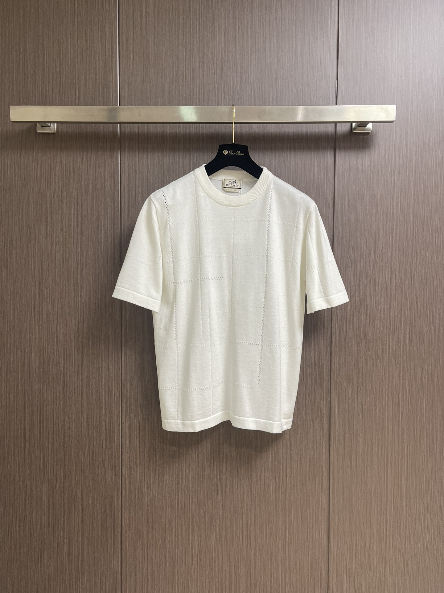 NO:473313,Hermes 2025SS summer new round neck knitted T-shirt Jeu de points seller 'round neck knitted sweater cotton short-sleeved round neck knitted sweater, decorated with eu de points seller' details (cotton). Ribbed piping collar, cuffs and sweater bottom edge - 18 single strand normal style, size S-XL, hermes, hermes, T-shirt, tees, t-shirt, alexander wang19860909hermes 爱马仕2025SS夏季新款圆领针织T恤衫 Jeu de points sellier'圆领针织衫全棉短袖圆领针织衫,饰有eu de points sellier'细节（棉）.罗纹滚边衣领、袖口和针织衫底边-18支单股正常版型,尺码S-XL,,hermes,hermes,T-shirt,tees，t-shirt,alexander wang,Men's clothing